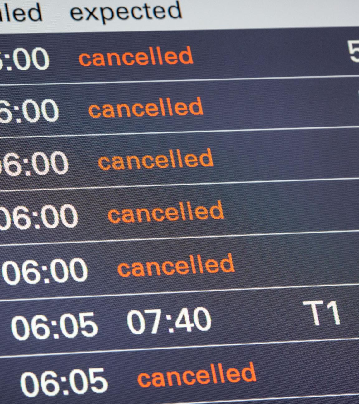 Eine Flughafen-Anzeige zeigt Flüge als "cancelled" an. (Symbolbild)