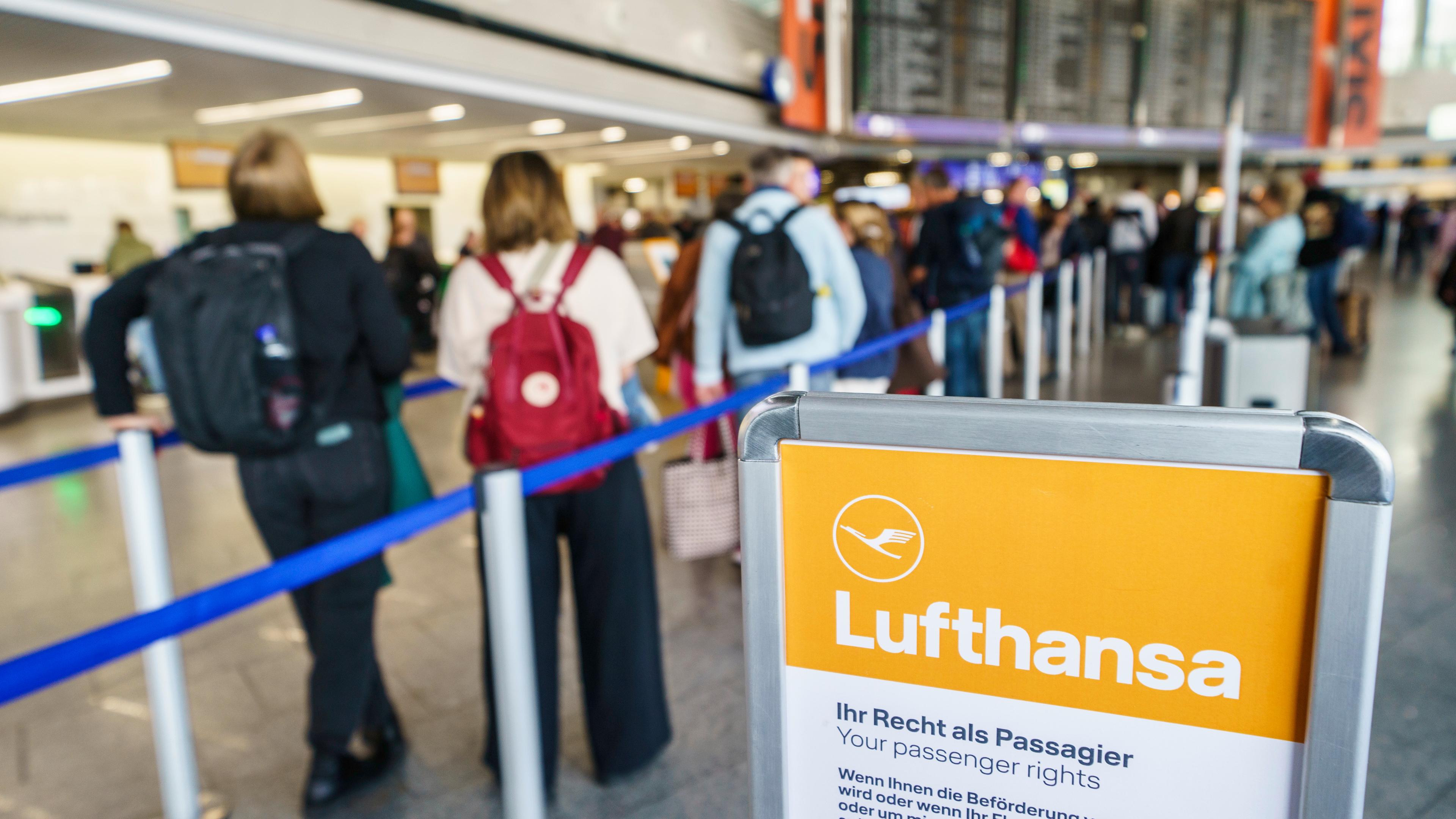 eisende stehen im Terminal 1 am Schalter der Fluggesellschaft Lufthansa an. Eine technische Störung bei der Deutschen Flugsicherung führt zu erheblichen Verzögerungen am Flughafen Frankfurt.