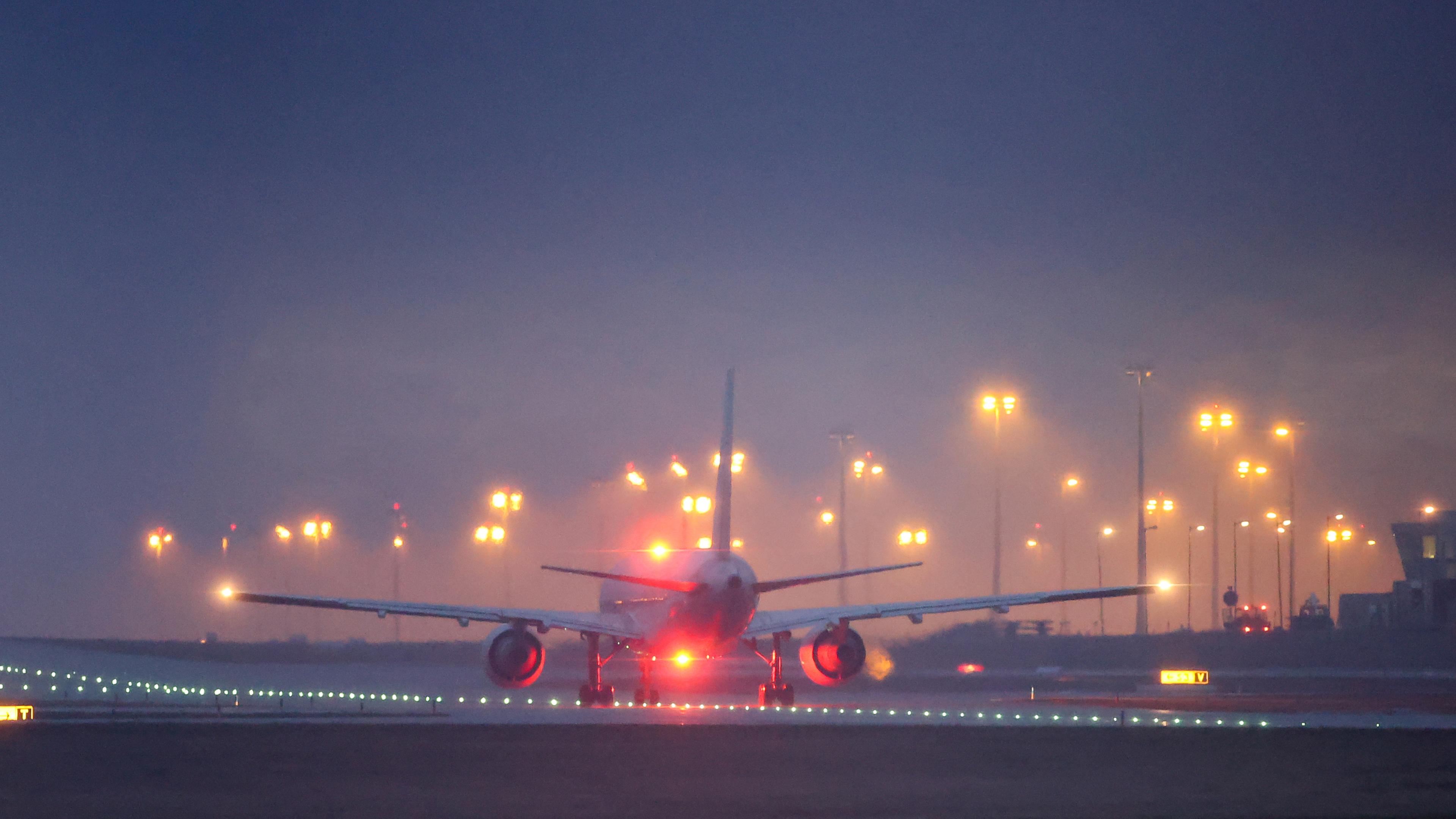 Archiv: Ein Flugzeug startet vom Flughafen Leipzig/Halle. 