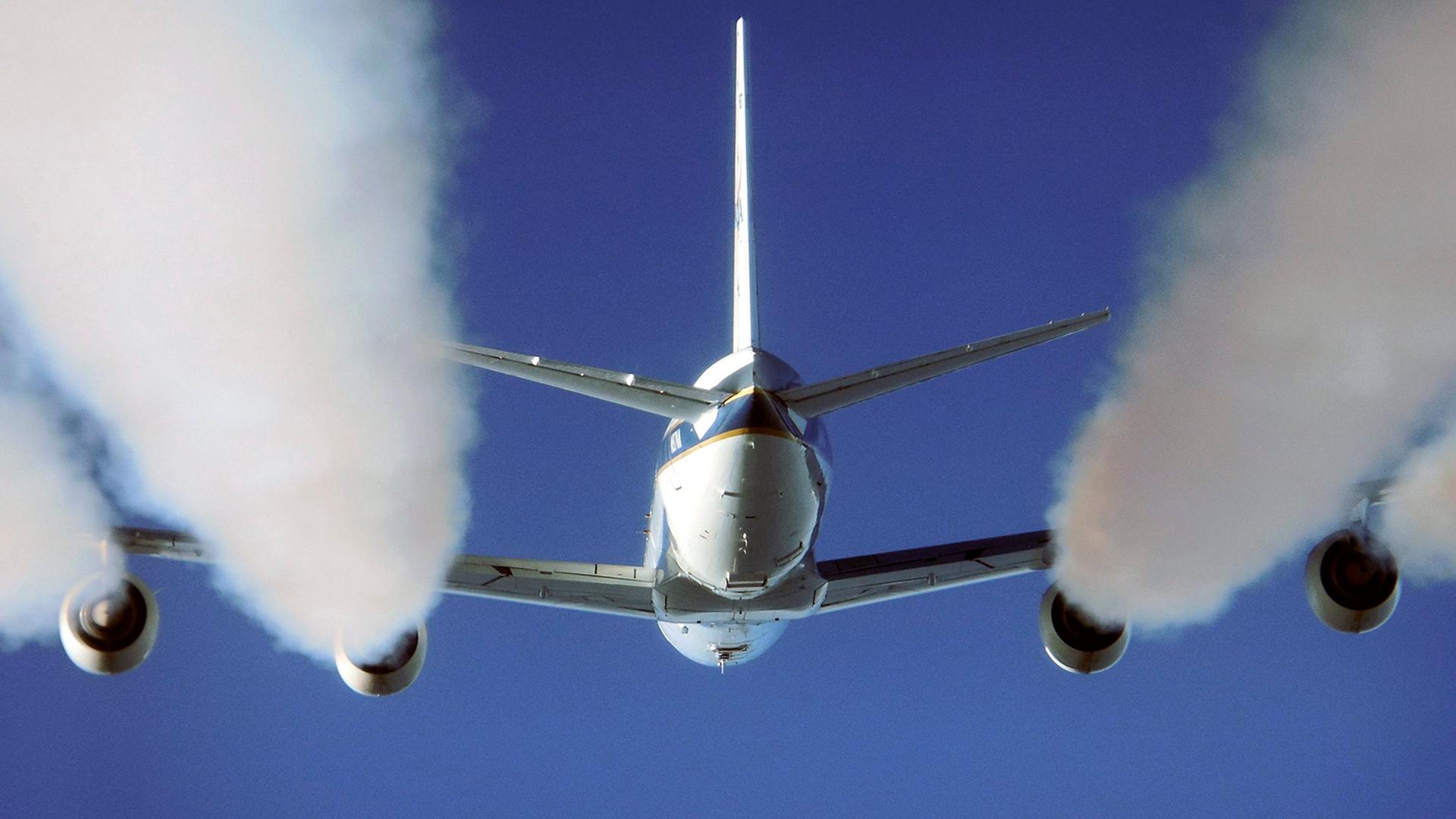 Ein Flugzeug erzeugt einen Kondensstreifen.