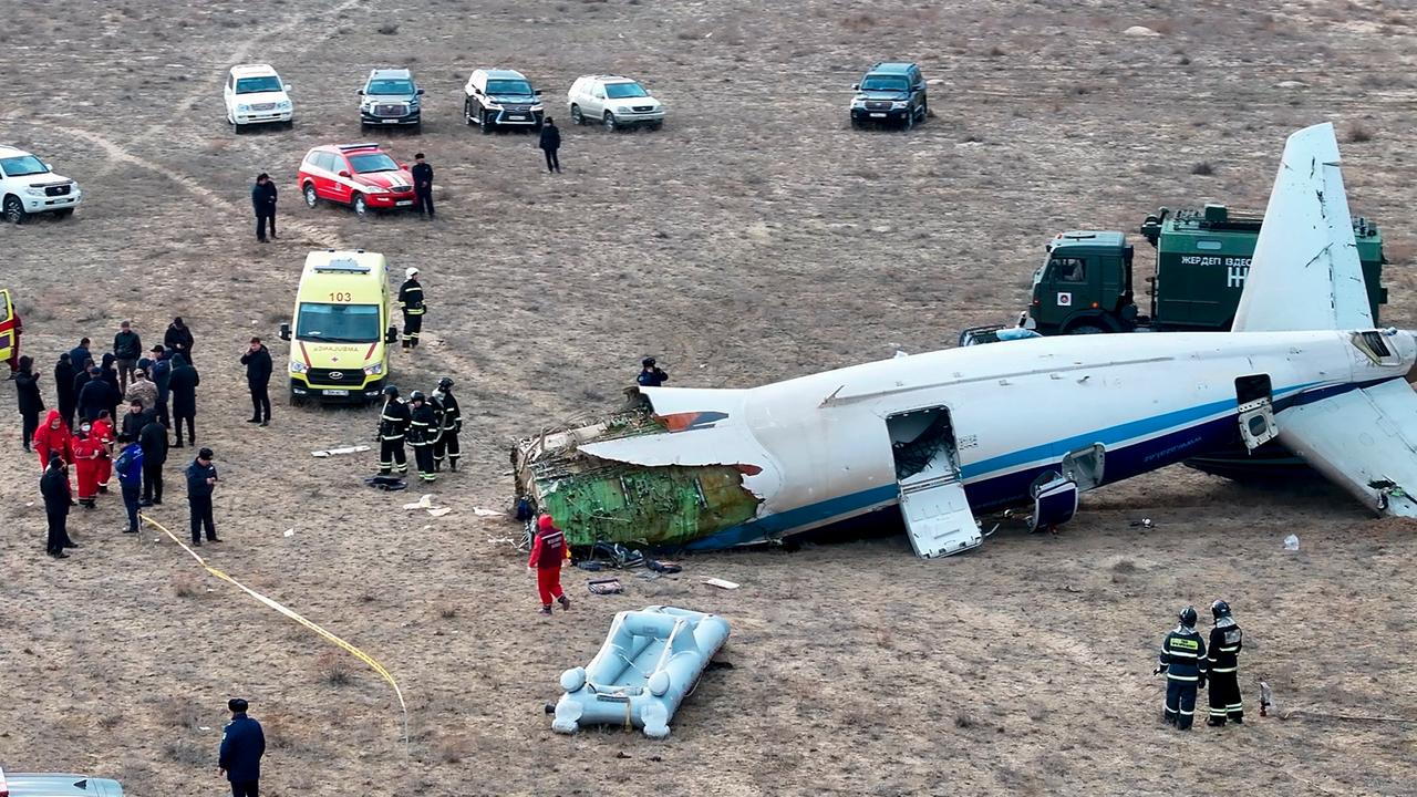 Versuchte Notlandung Passagierflugzeug in Kasachstan abgestürzt ZDFheute