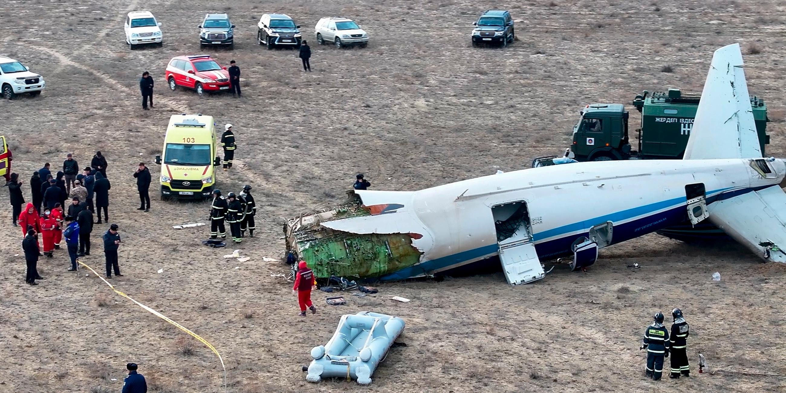 Kasachstan, Aktau: Das Wrack einer Embraer 190 der Azerbaijan Airlines liegt in der Nähe des Flughafens von Aktau.