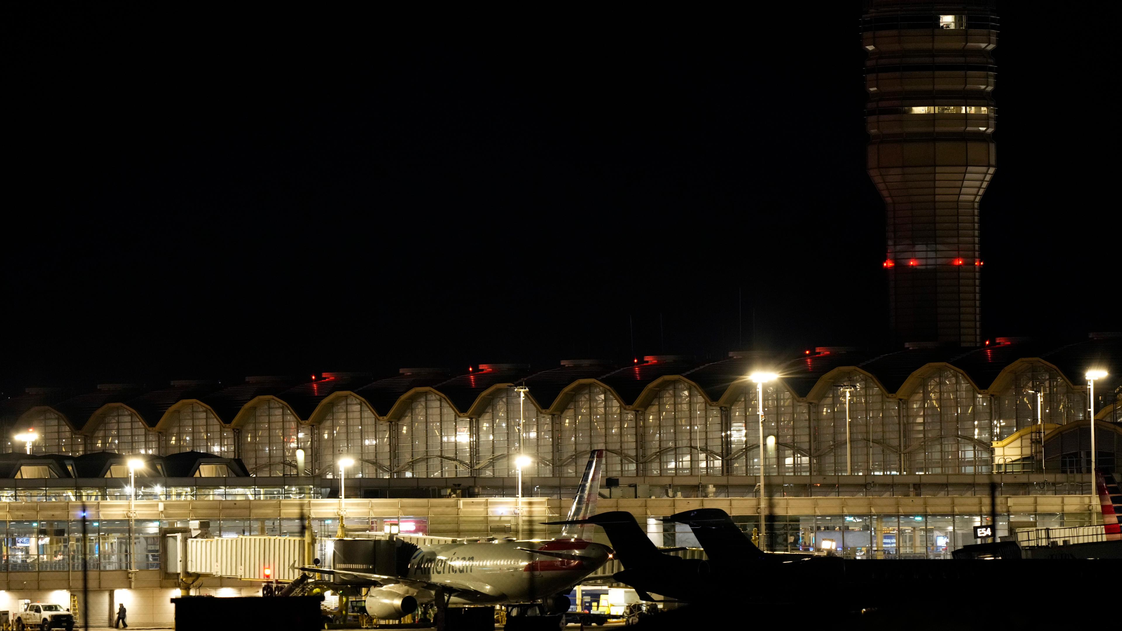 Ein Flugzeug der American Airlines steht an einem Gate des Ronald Reagan Washington National Airport.