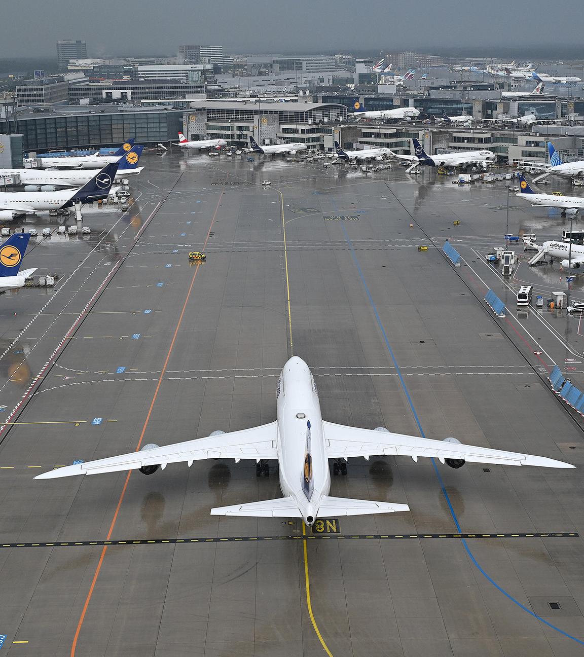 Diverse Flugzeuge am Flughafen Frankfurt