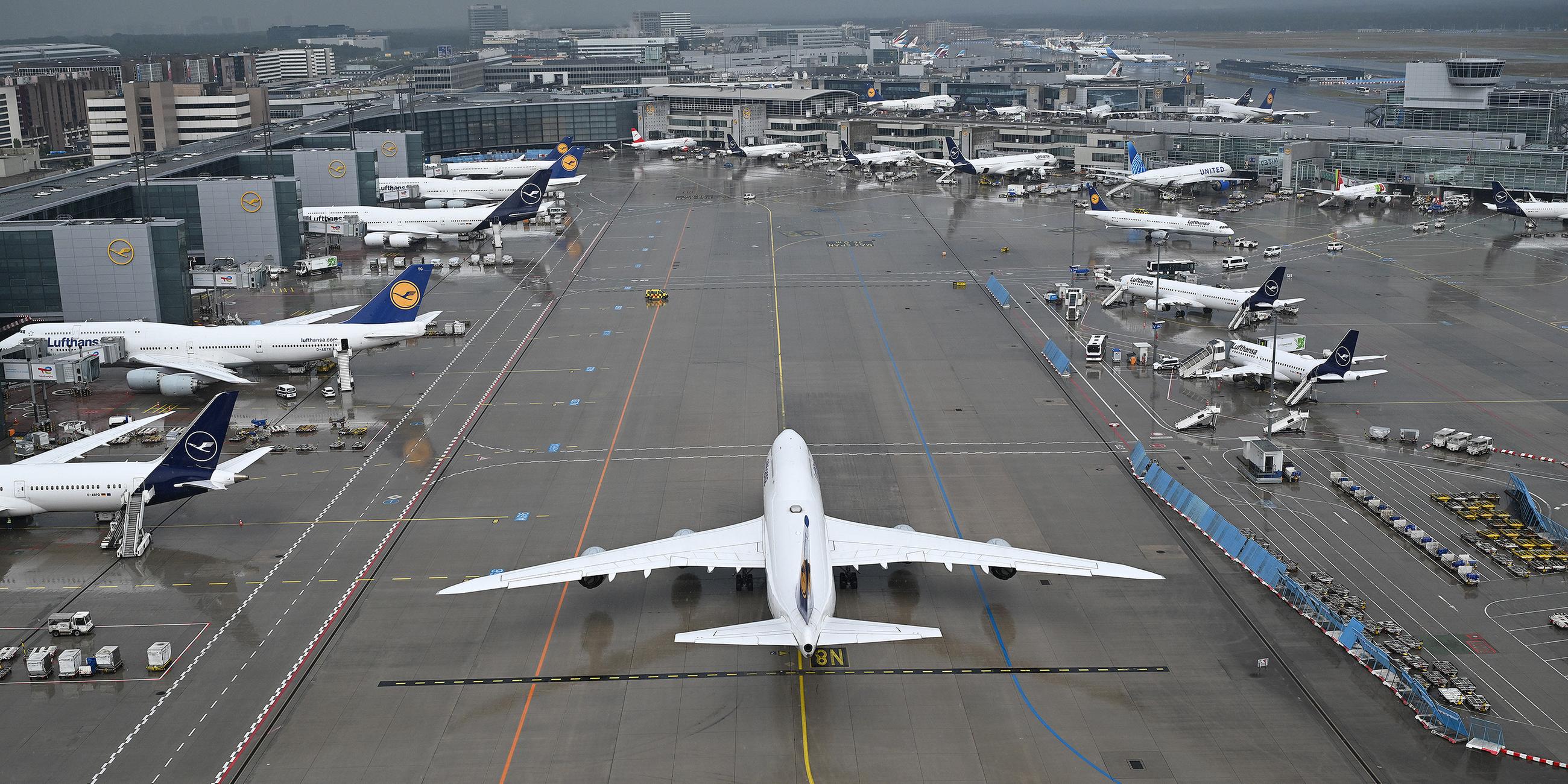 Diverse Flugzeuge am Flughafen Frankfurt