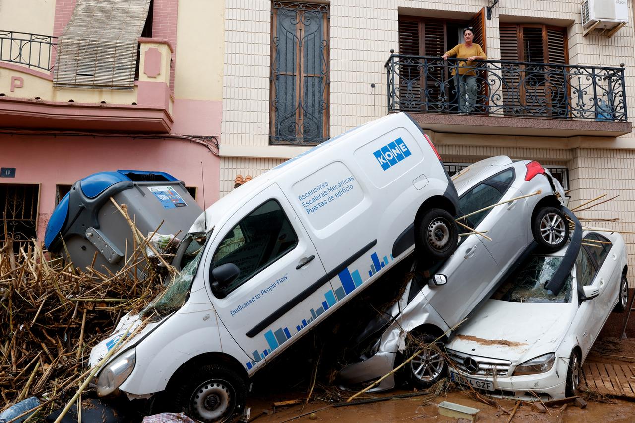 Vor einem Haus wurden wegen der Flut mehrere Autos aufeinander geschoben.