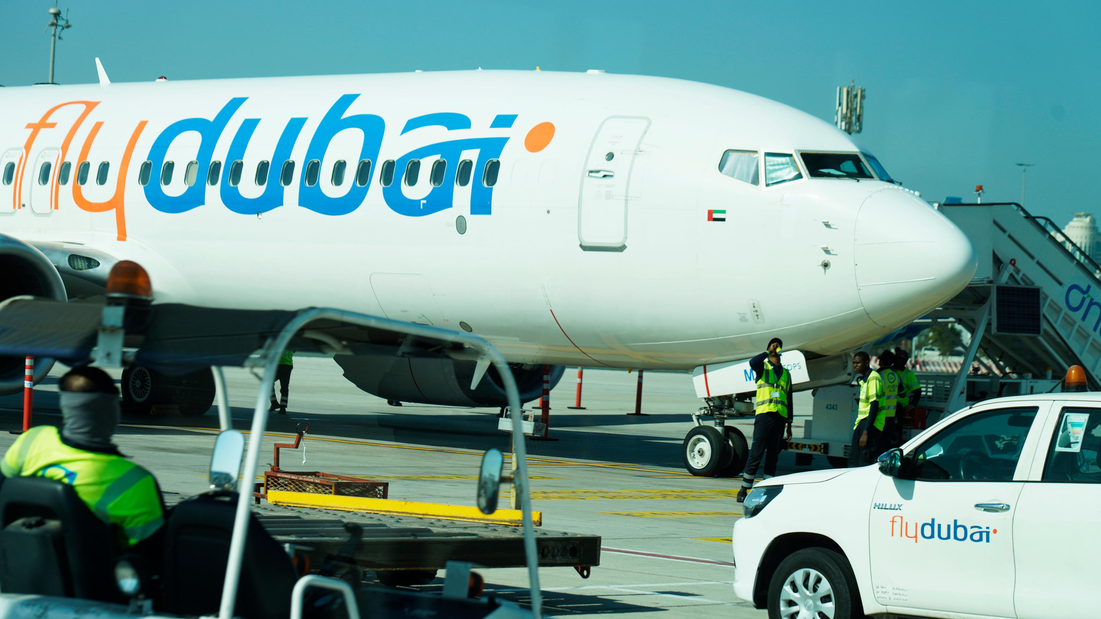 Vereinigte Arabische Emiraten: FlyDubai Flugzeug am International Airport in Dubai