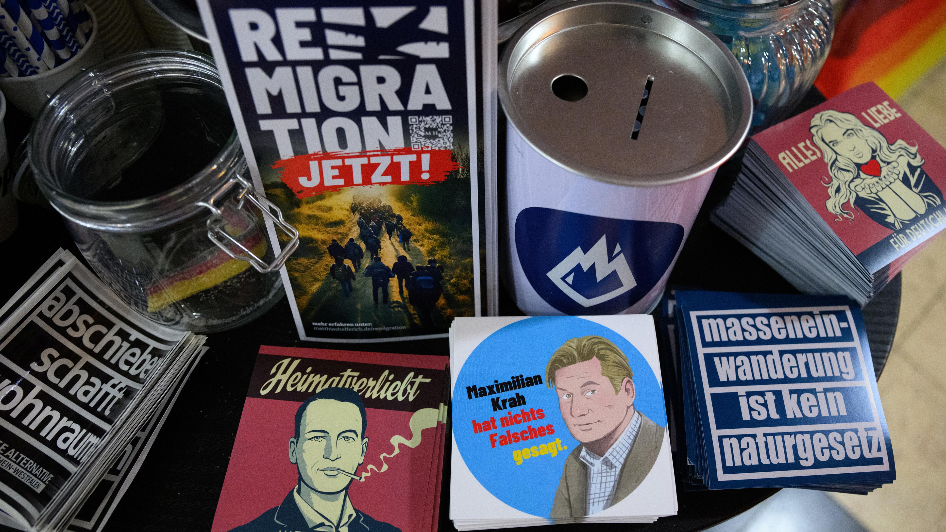 Archiv: Flyer und Aufkleber mit Slogans wie ·Abschieben schafft Wohnraum·, ·Remigration jetzt!· und ·Maximilian Krah hat nichts Falsches gesagt· liegen am Stand der AfD-Jugendorganisation ·Junge Alternative· beim Bundesparteitag der AfD in der Grugahalle in Essen. 