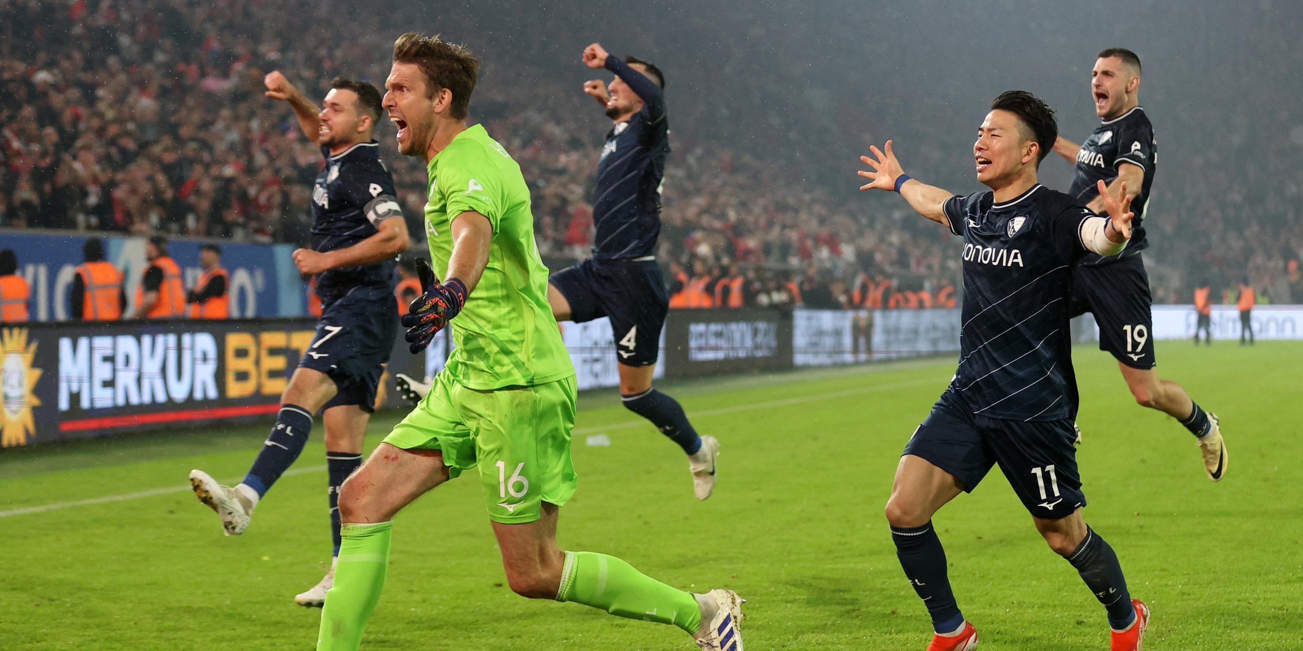 Die Bochumer Andreas Luthe und Takuma Asano feiern den Sieg im Elfmeterschießen und im Abstiegs-Playoff-Finale.