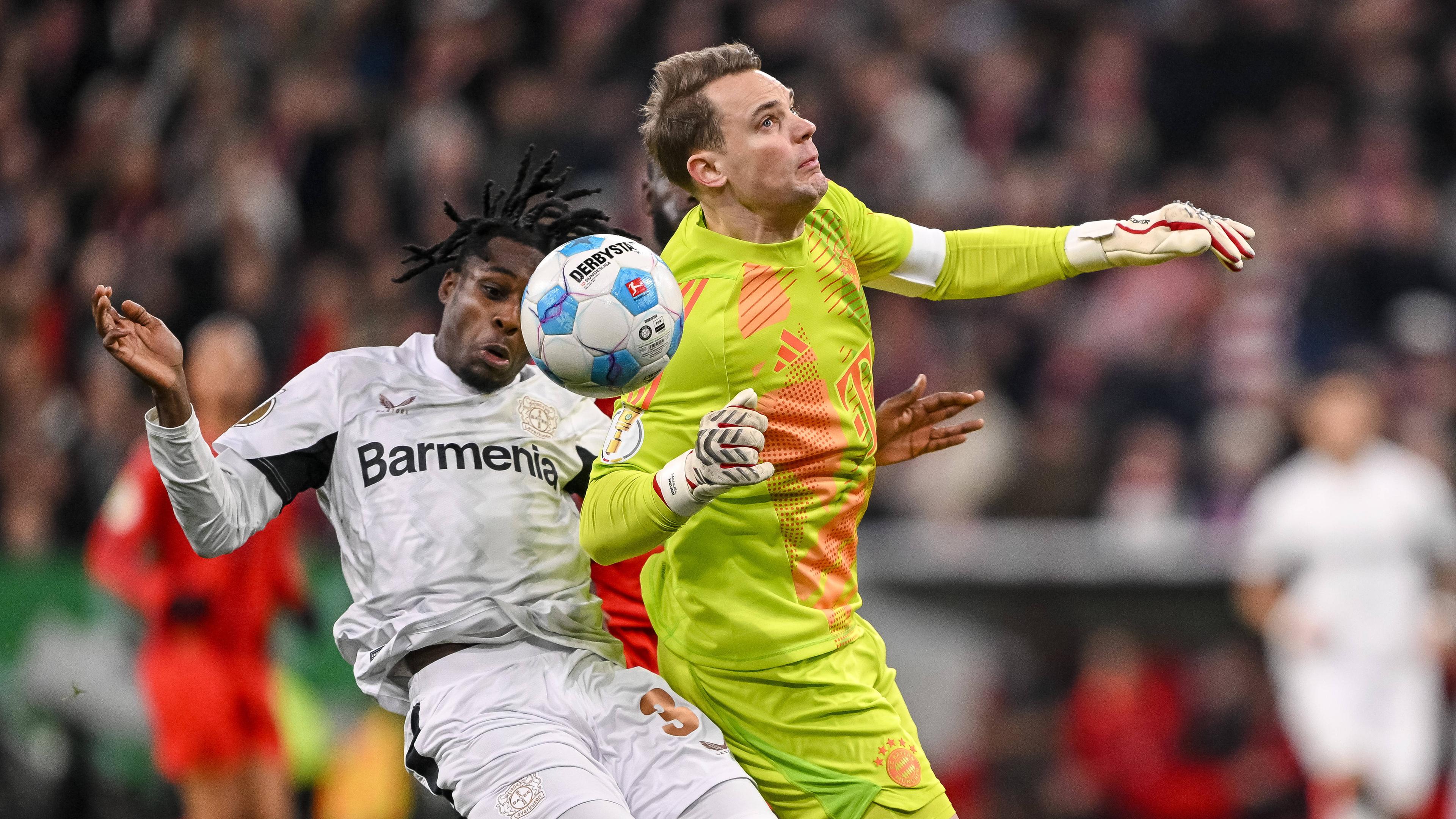 Münchens Torwart Manuel Neuer foult Leverkusens Jeremie Frimpong. 