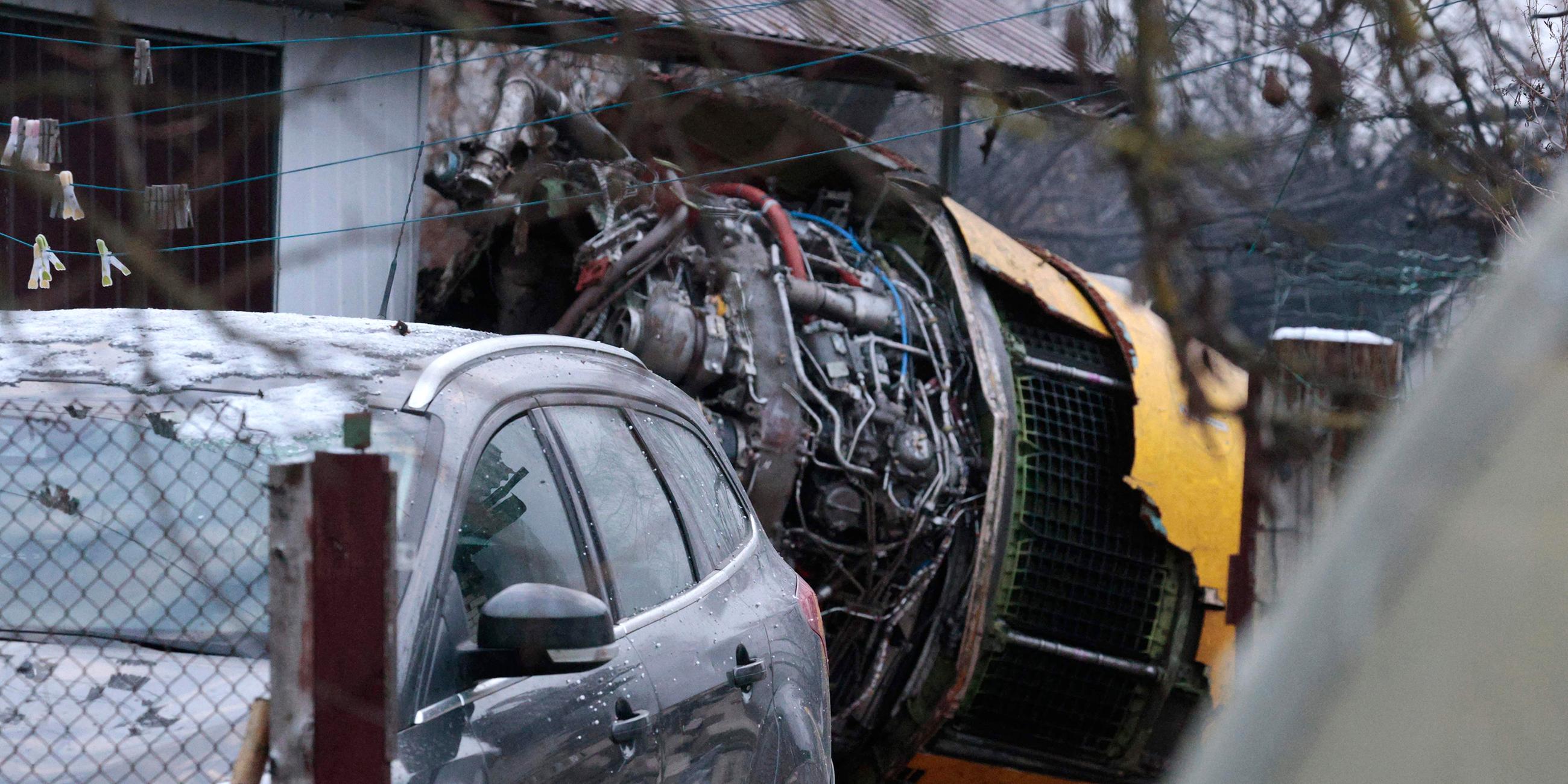 Das Wrack eines Frachtflugzeugs nach dem Absturz im Hof eines Hauses