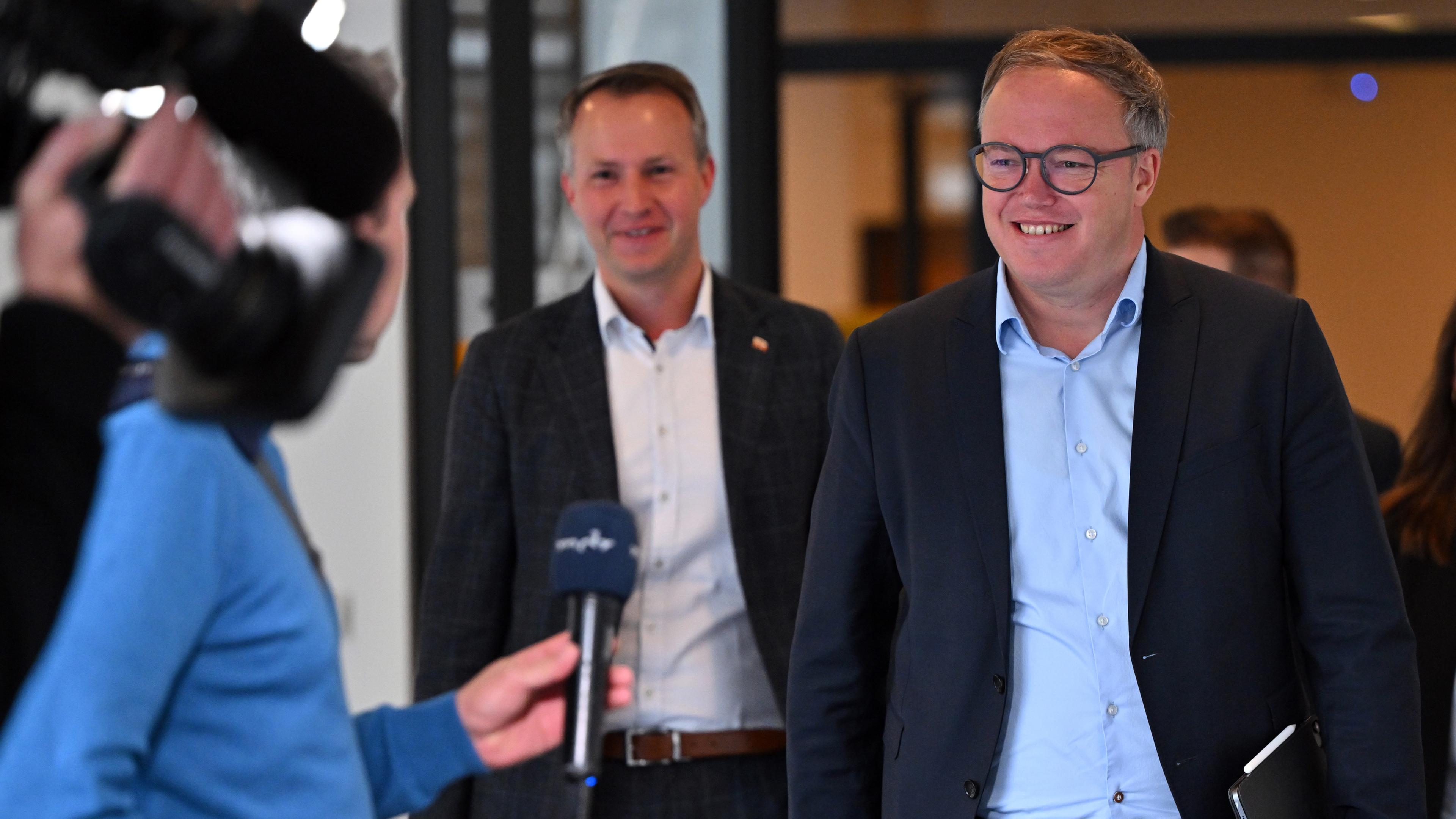 Thüringen, Erfurt: Mario Voigt (r., CDU), Vorsitzender der CDU von Thüringen, und Andreas Bühl (l., CDU), Parlamentarischer Geschäftsführer, kommen zur Fraktionssitzung der CDU im Thüringer Landtag.