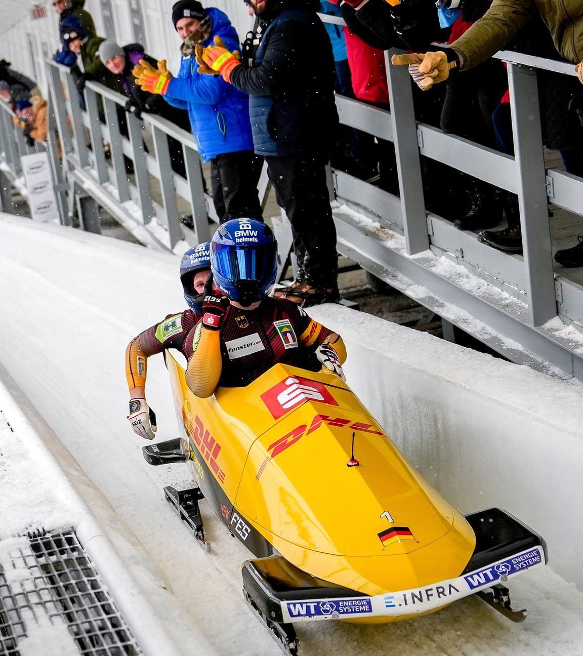 Deutschlands Francesco Friedrich und Alexander Schüller jubeln nach dem Rennen am 09.03.2025.