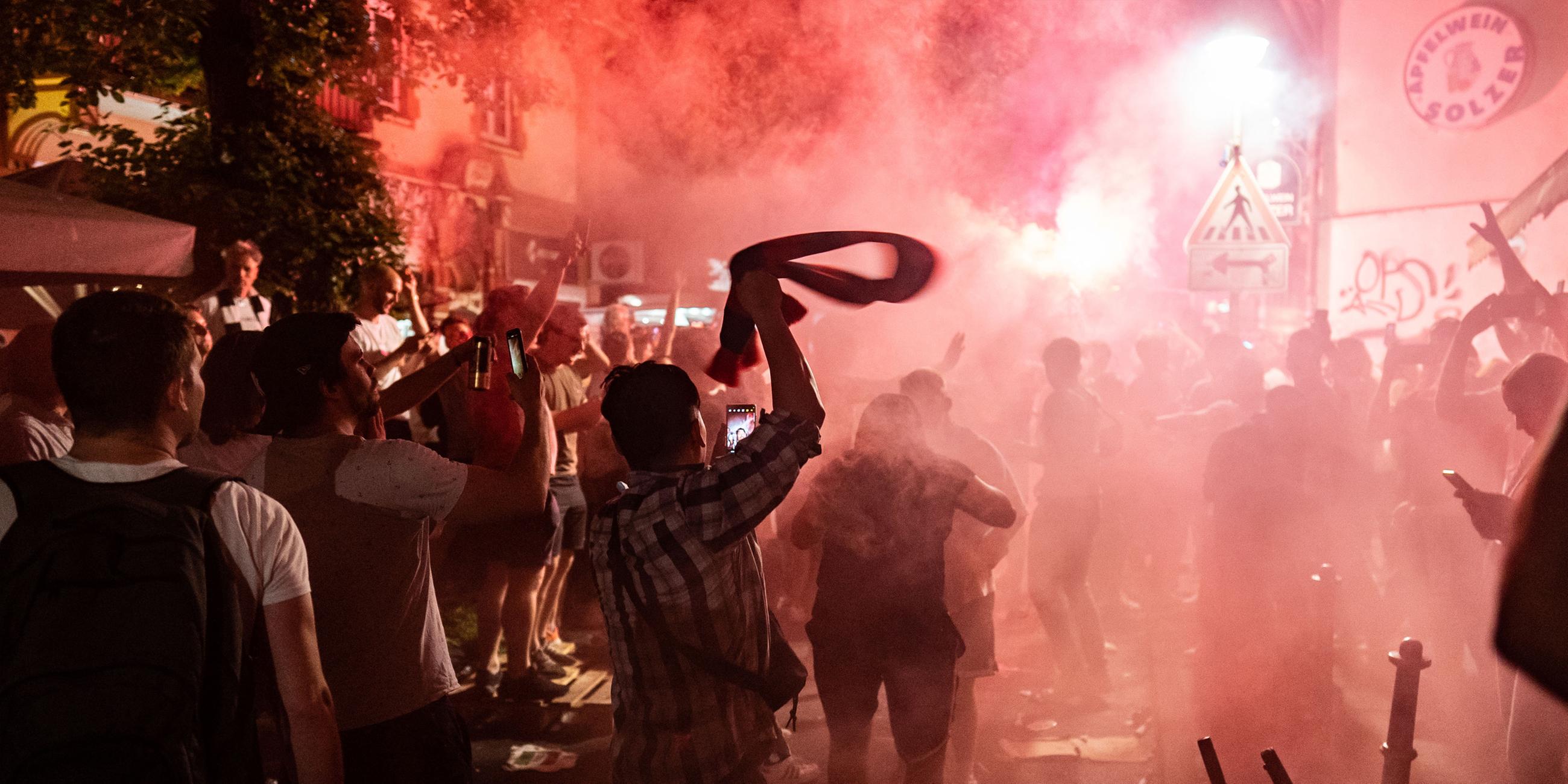 Fans von Eintracht Frankfurt feiern im Stadtteil Bornheim mit Rauchbomben und Bengalos den Sieg ihres Teams im Europa League-Finale. 