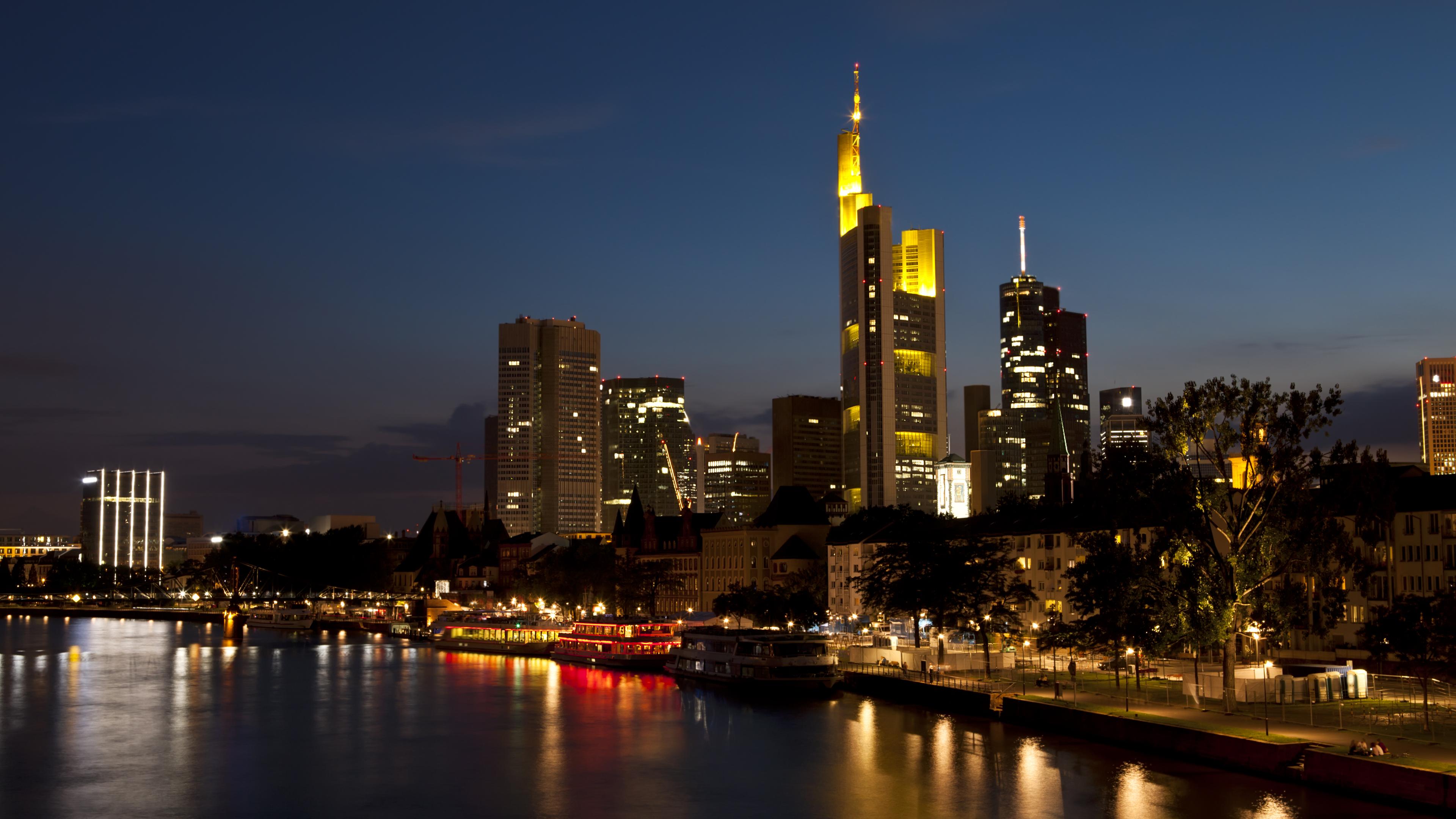 Die Skyline von Frankfurt hell erleuchtet bei Nacht 