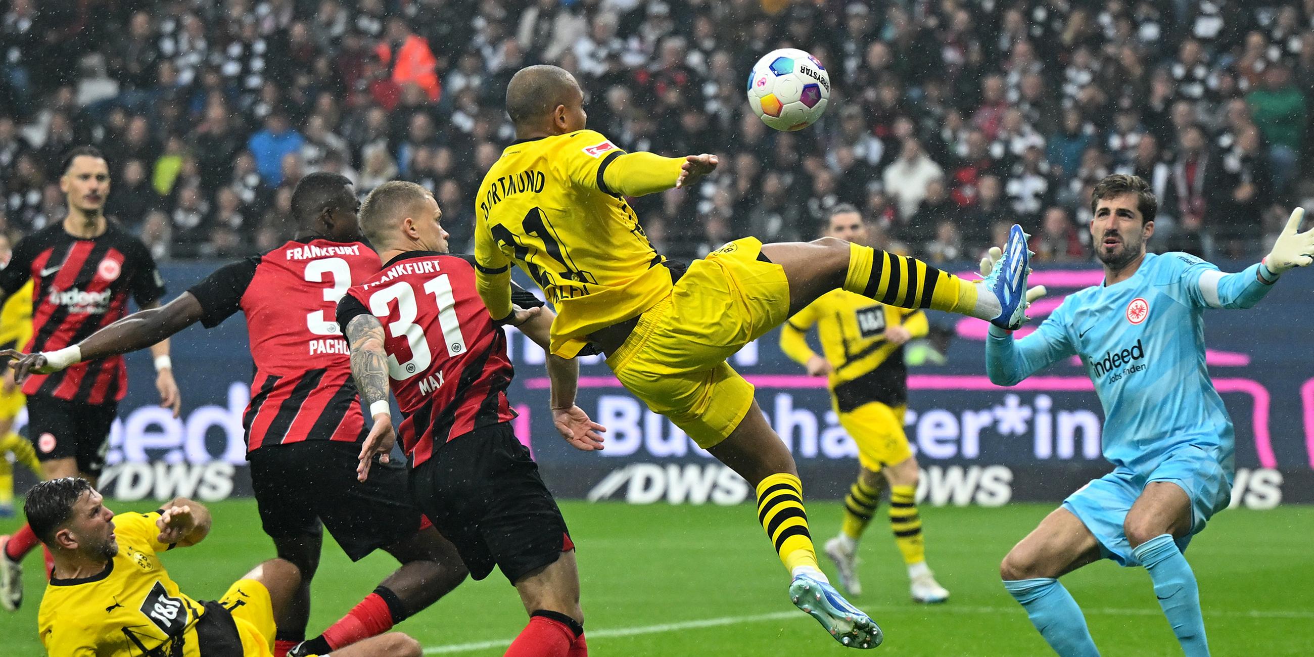 Dortmunds Donyell Malen (2.v.r.) versucht sich gegen die Frankfurter durchzusetzen (am 29.10.23).