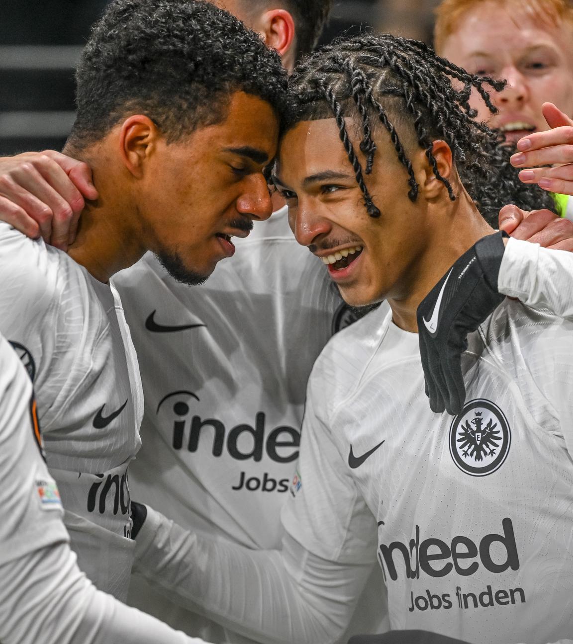 Jean-Matteo Bahoya (Eintracht Frankfurt) jubelt nach dem ersten Tor seiner Mannschaft.