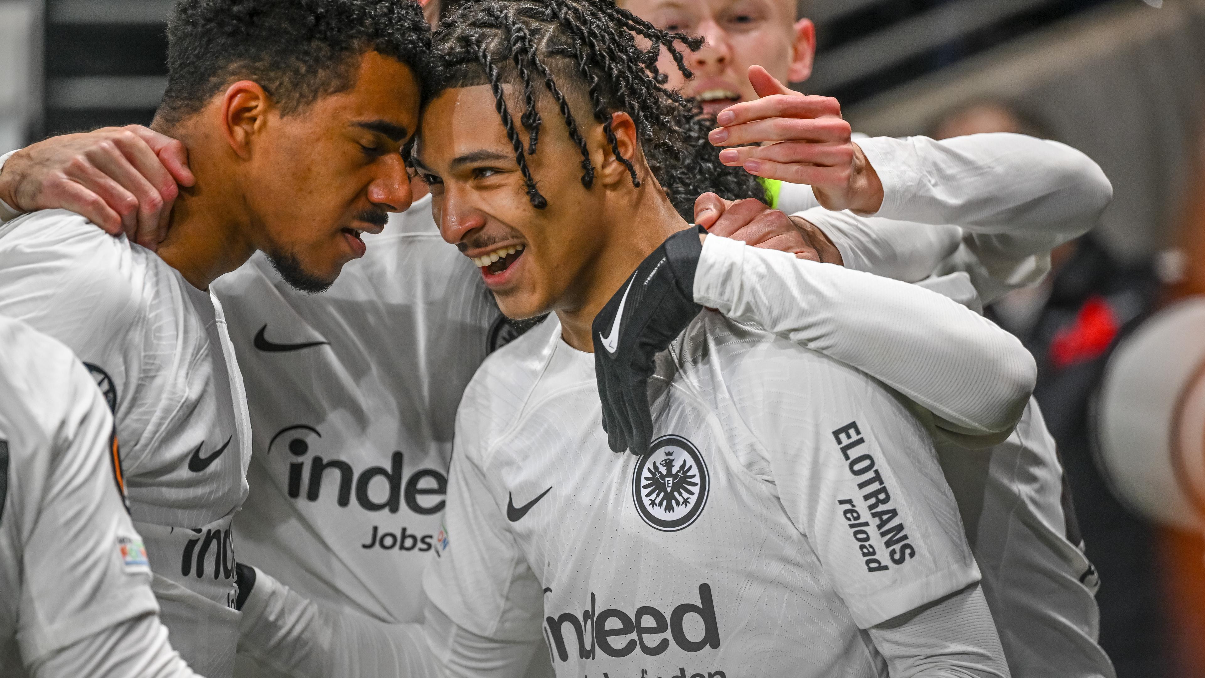 Jean-Matteo Bahoya (Eintracht Frankfurt) jubelt nach dem ersten Tor seiner Mannschaft.