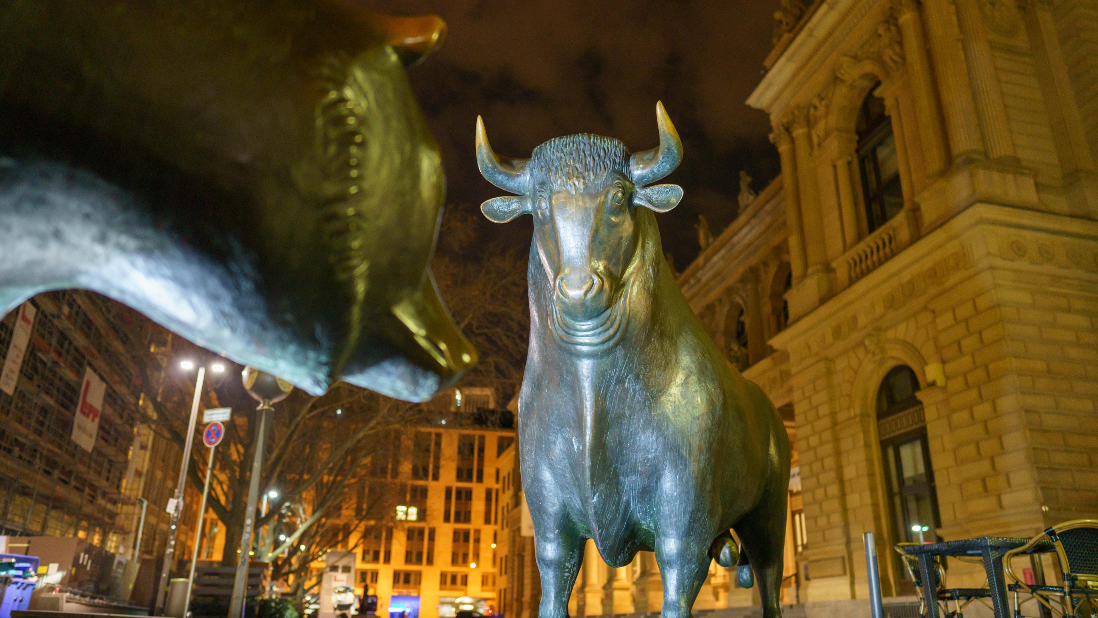 Hessen, Frankfurt/Main: Die Skulpturen von Bulle und Bär stehen am frühen Morgen vor der Frankfurter Börse. 