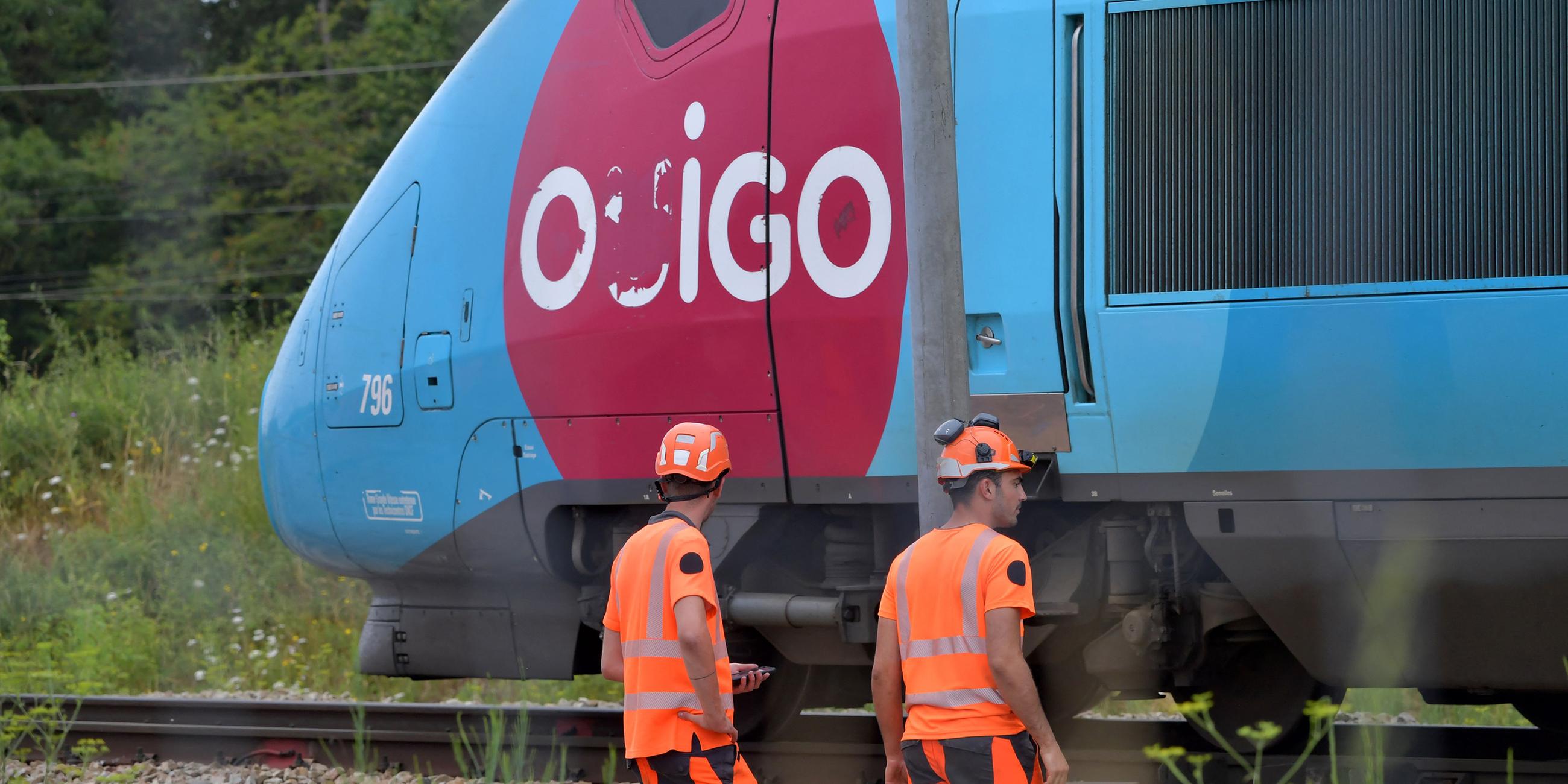 Angestellte der SNCF kontrollieren den Hochgeschwindigkeitsverkehr auf der Strecke zwischen Paris und Bordeaux