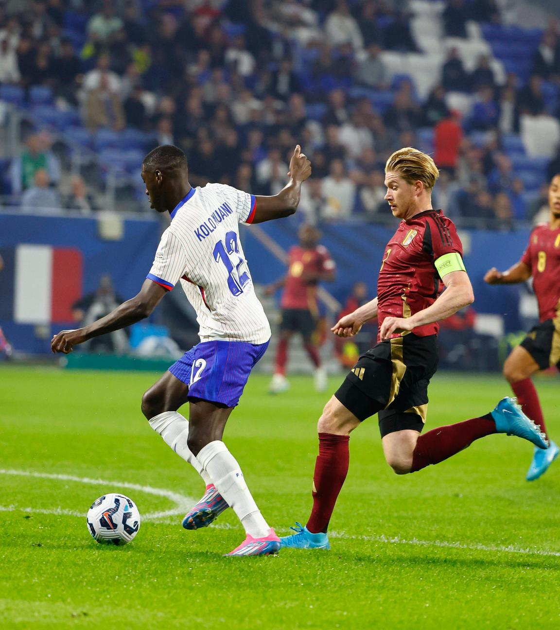 Kolo Muani und Kevin De Bruyne kämpfen um den Ball.