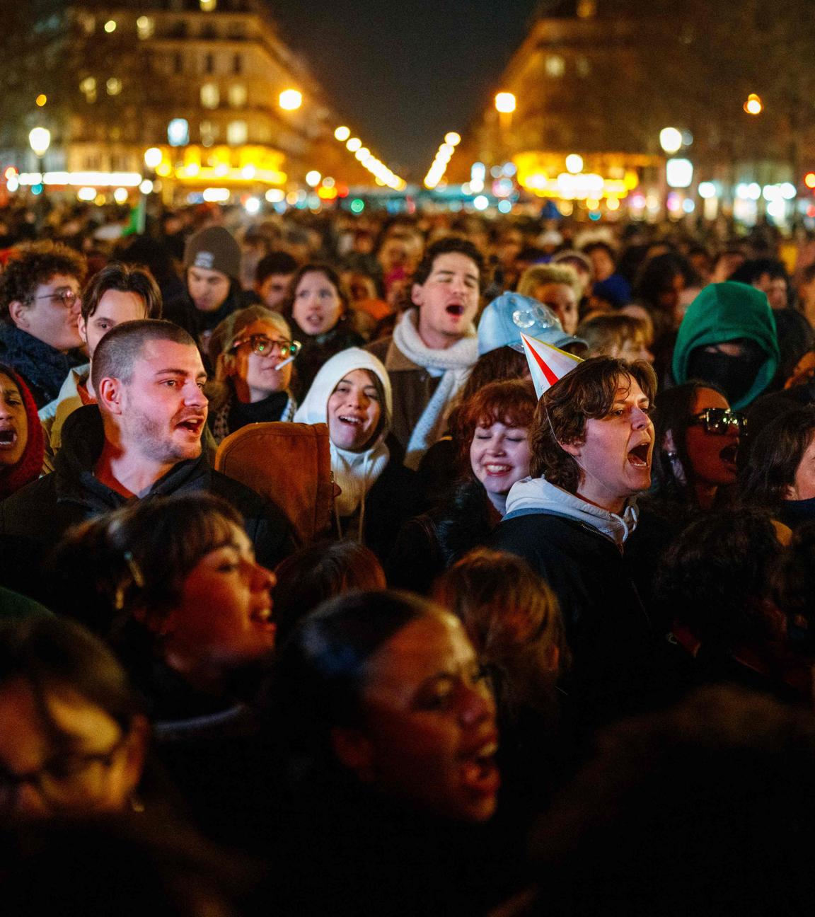 Menschen feiern den Tod des Rechtsextremen Jean-Marie Le Pen in Paris.