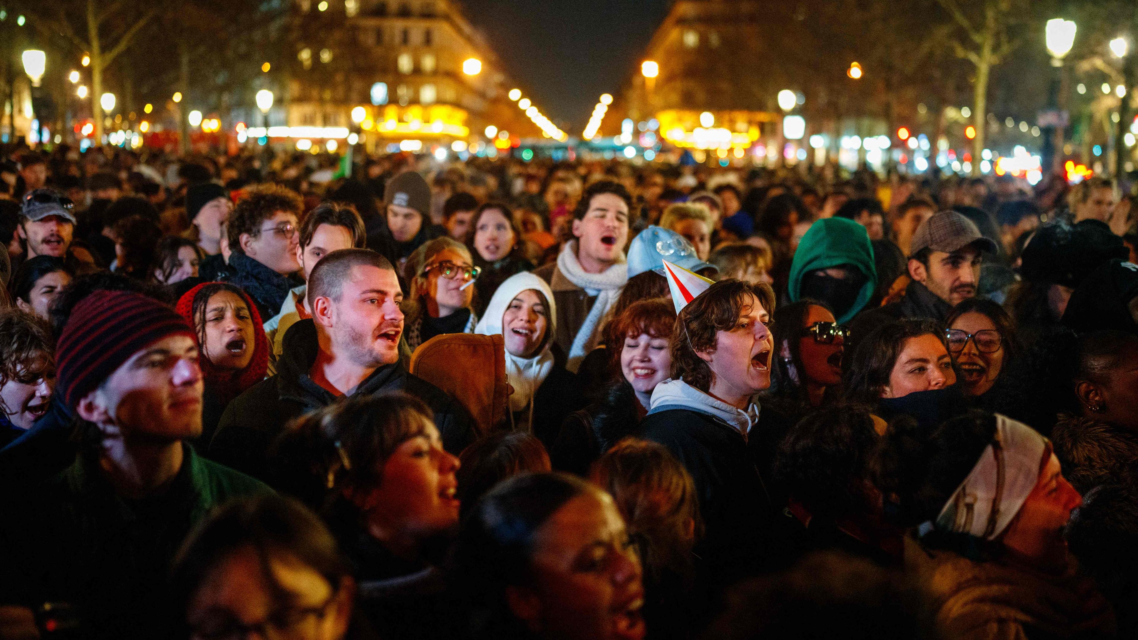 Menschen feiern den Tod des Rechtsextremen Jean-Marie Le Pen in Paris.