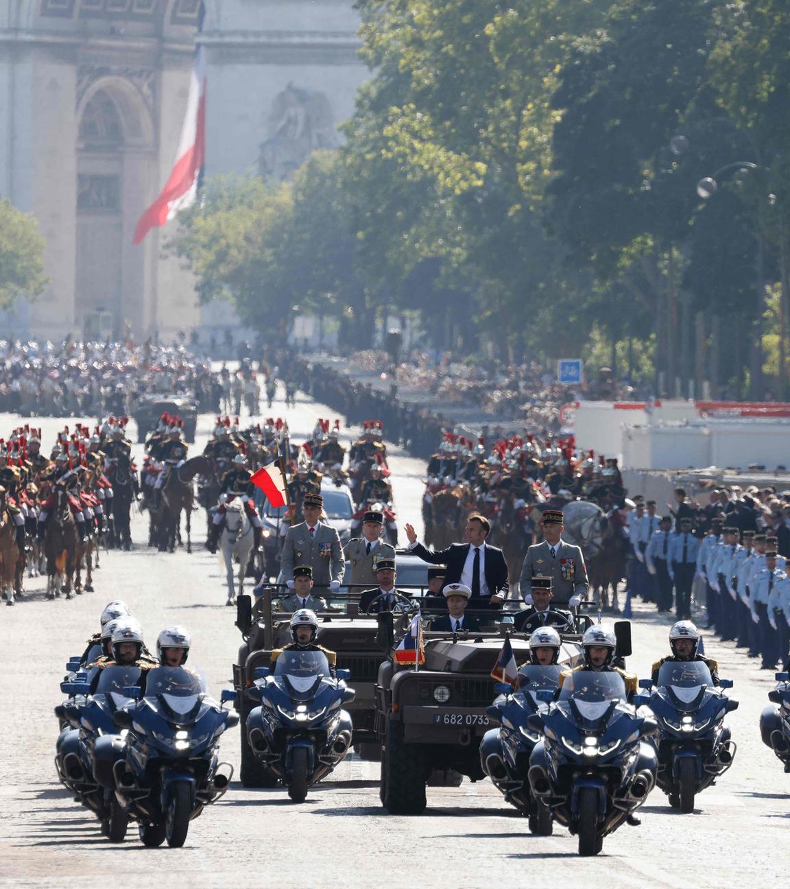 Emmanuel Macron winkt den Zuschauern bei der Parade zum Tag der Bastille in Frankreich zu.