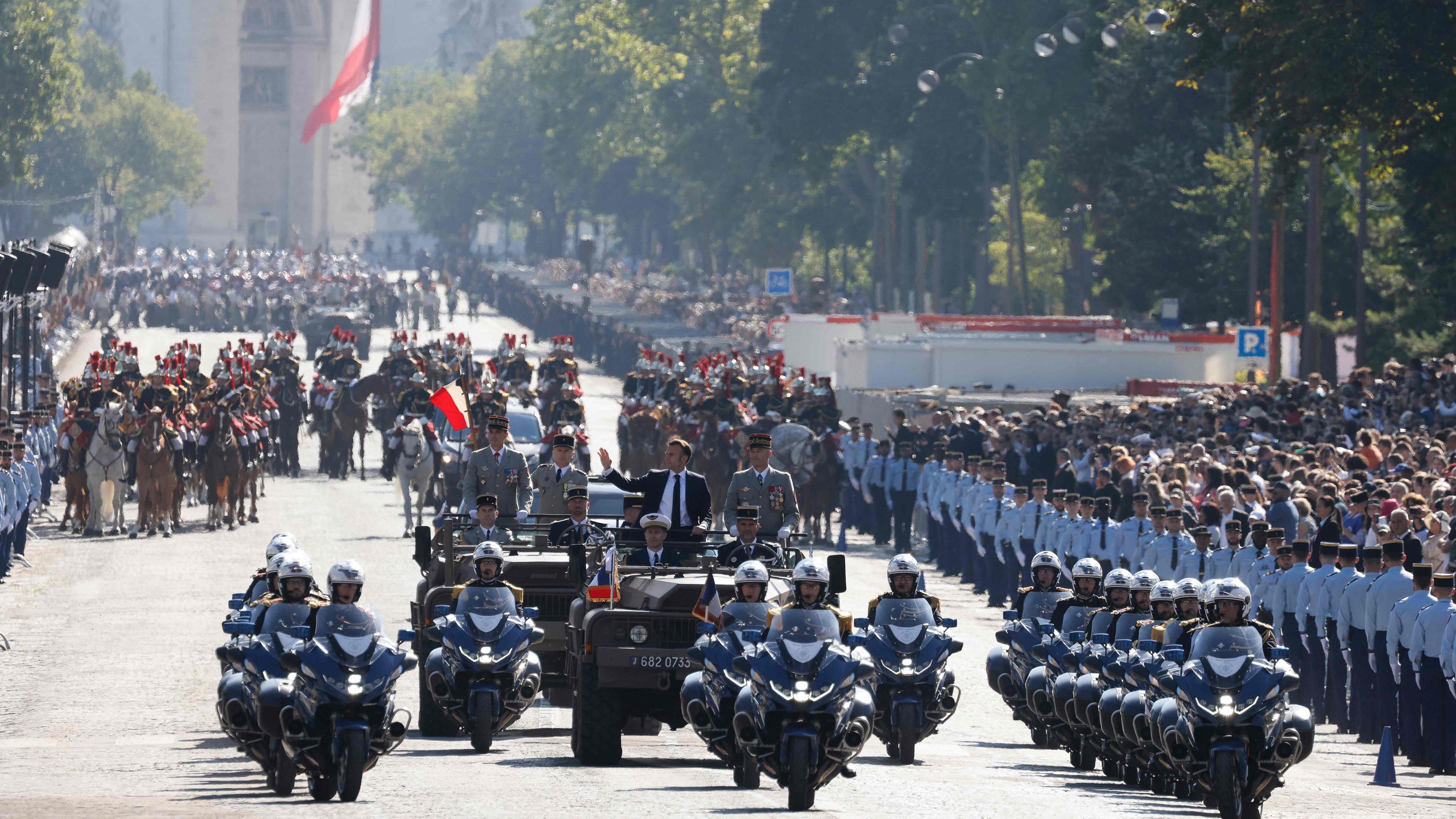 Emmanuel Macron winkt den Zuschauern bei der Parade zum Tag der Bastille in Frankreich zu.