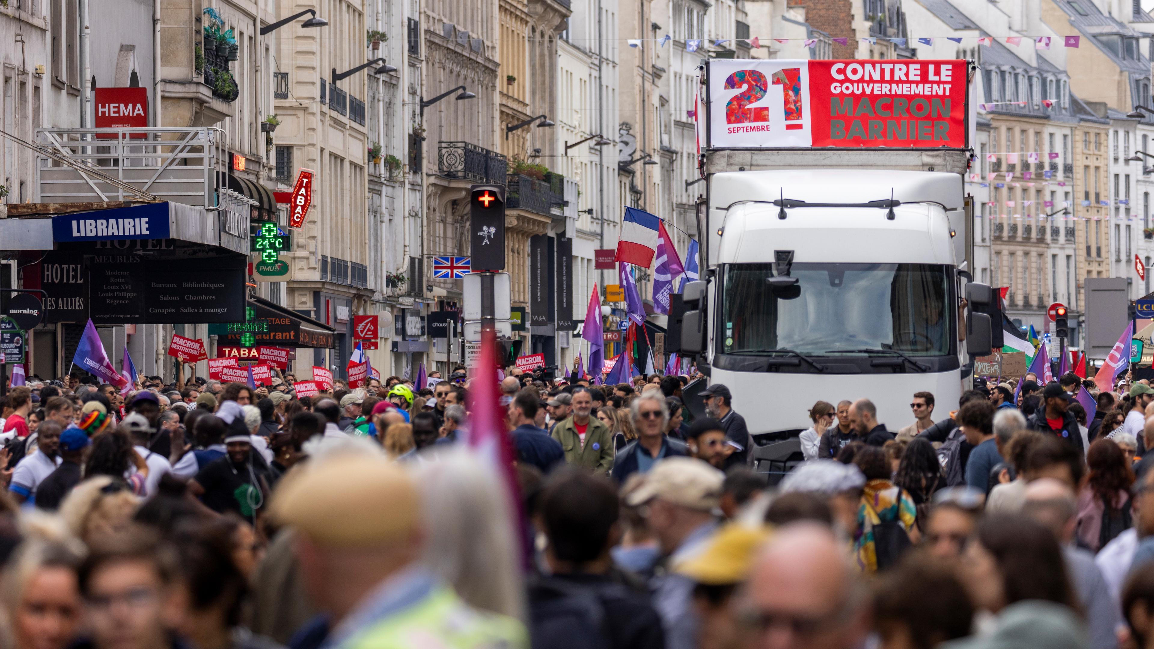 Demonstranten demonstrieren in Paris gegen Premierminister Michel Barnier und fordern die Absetzung des französischen Präsidenten Emmanuel Macron.