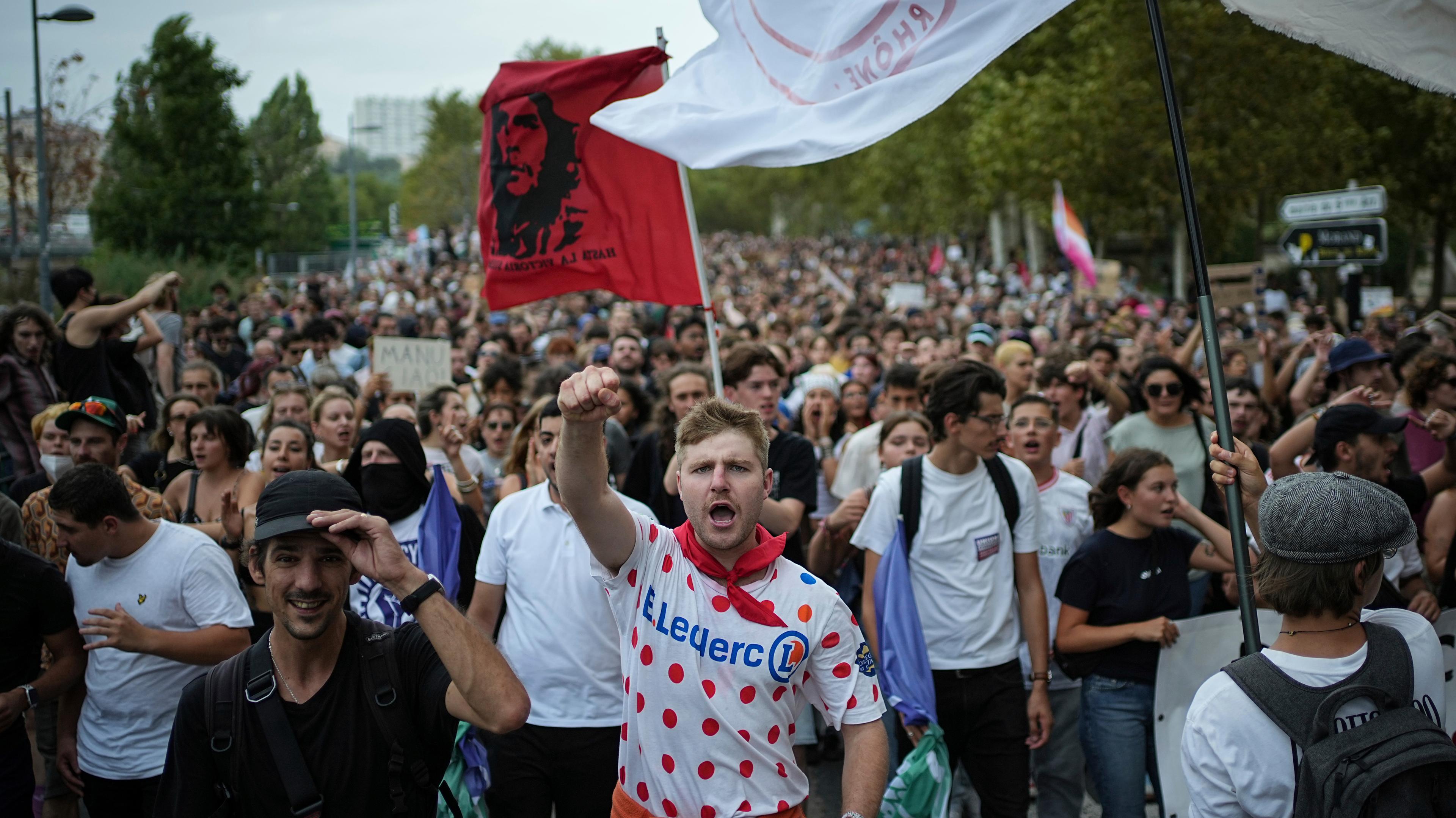 07.09.2024, Frankreich, Lyon: Demonstranten beteiligen sich an einem Protest.