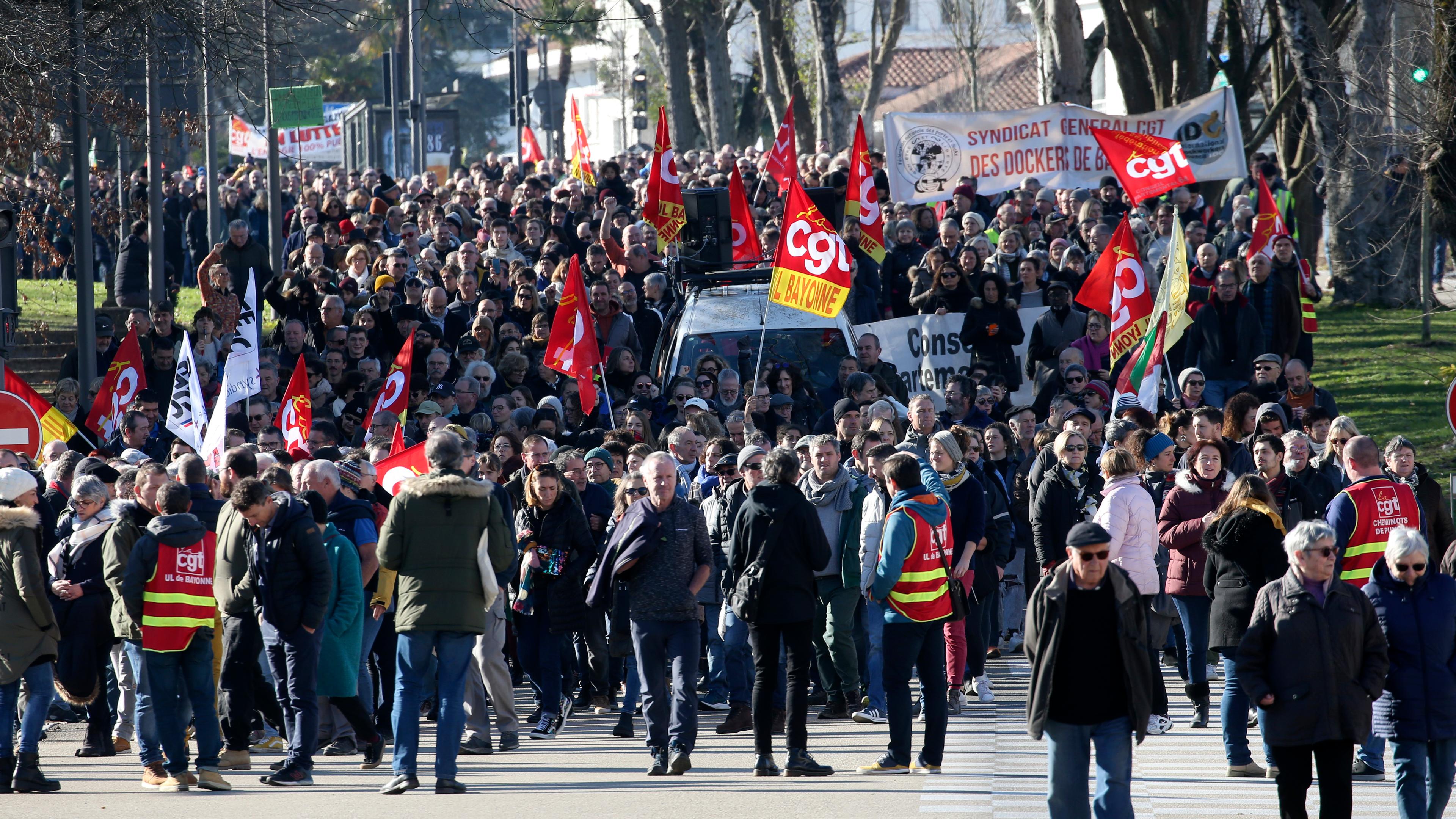 Демонстрации в париже. Протесты во Франции 2023. Протесты во Франции. Забастовки во Франции. Массовые протесты во Франции.