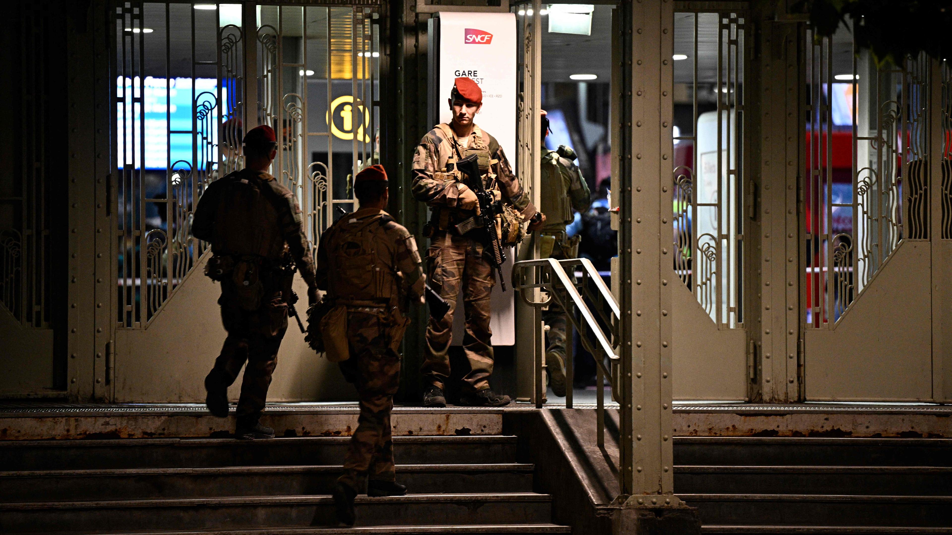 Ein französischer Soldat steht vor dem Bahnhof Gare de l'Est Wache, nachdem ein Soldat der Operation Sentinel von einem Mann mit einem Messer an der Schulter verletzt wurde
