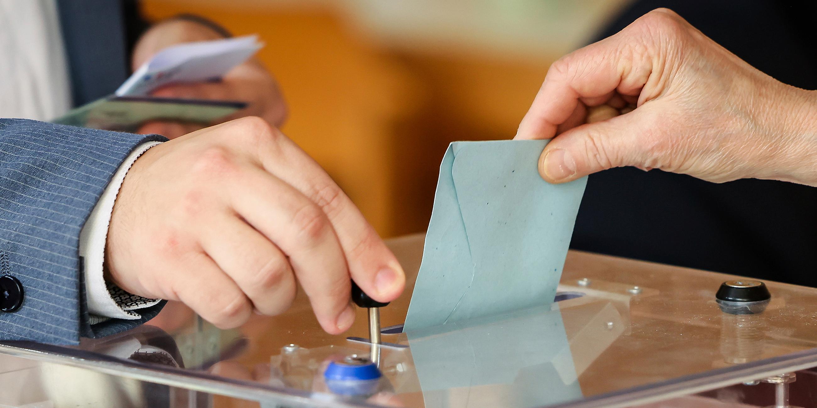 Ein Wähler gibt seine Stimme in der ersten Runde der Parlamentswahlen ab