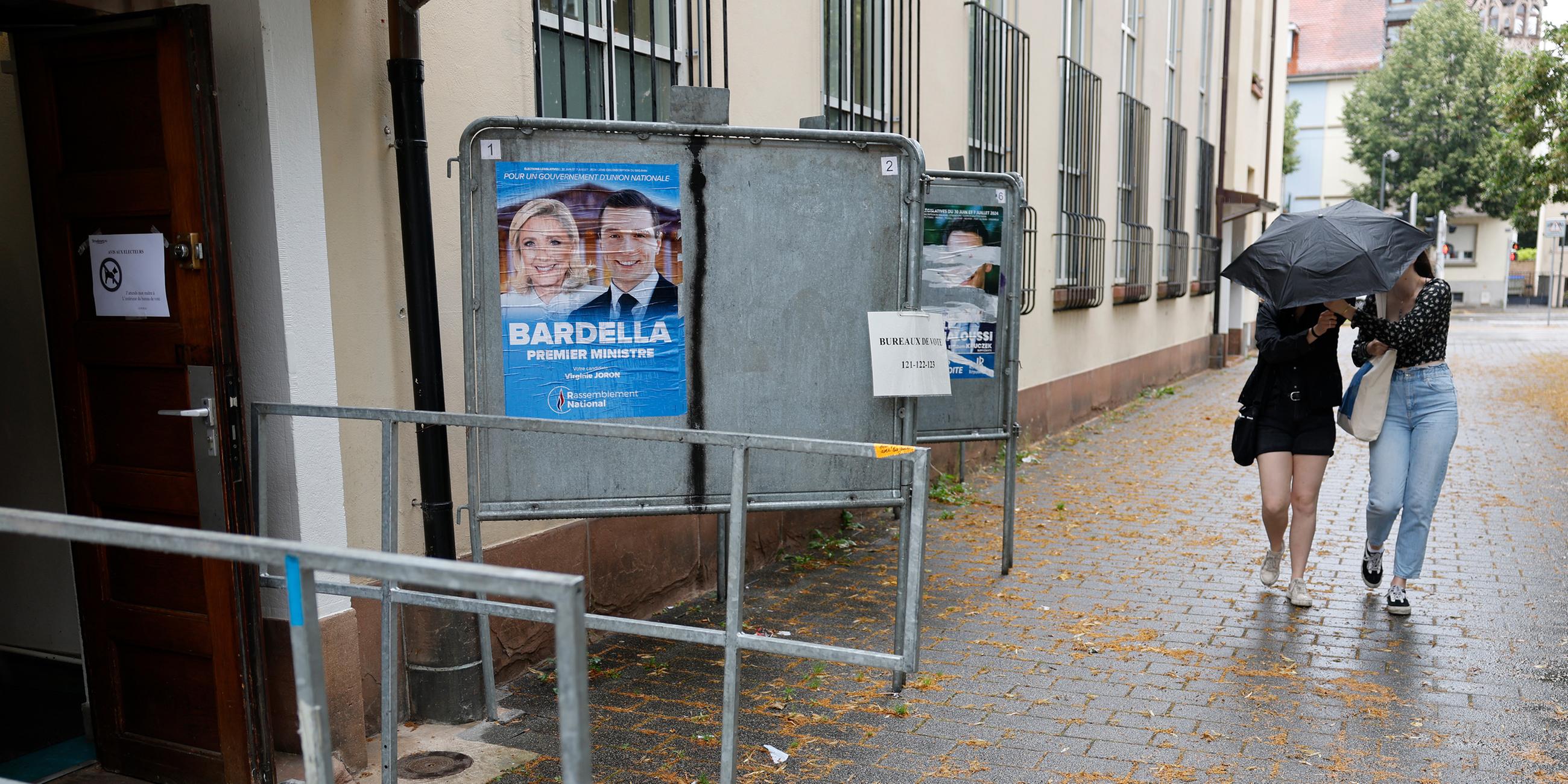 Wählerinnen gehen zur Stimmabgabe in der ersten Runde der außergewöhnlichen Parlamentswahlen in Frankreich