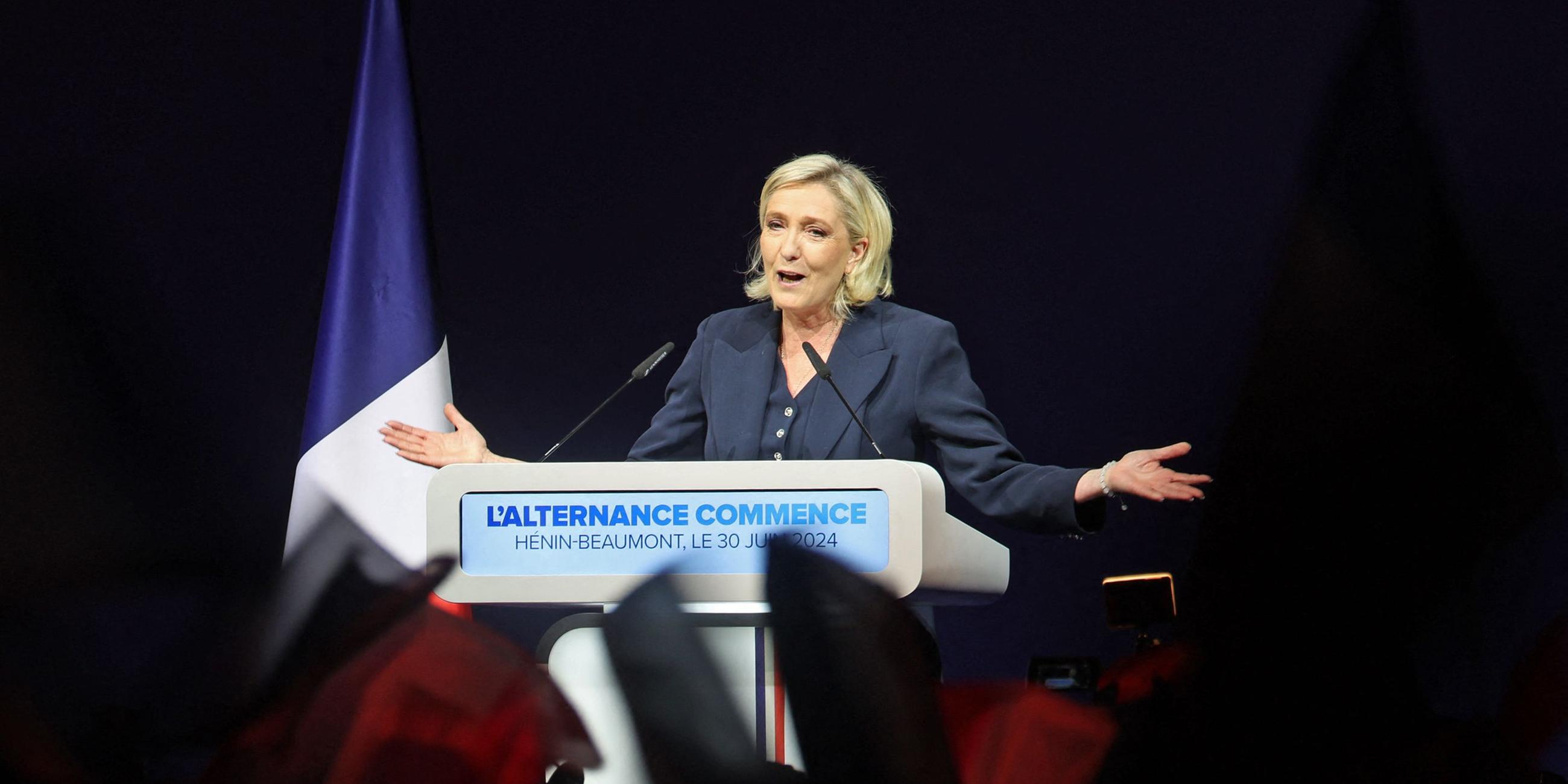 Marine Le Pen, ehemalige Präsidentin der französischen rechtsextremen Fraktion Rassemblement National (RN), hält eine Rede während des Ergebnisabends der ersten Runde der Parlamentswahlen in Henin-Beaumont, Nordfrankreich, am 30. Juni 2024.