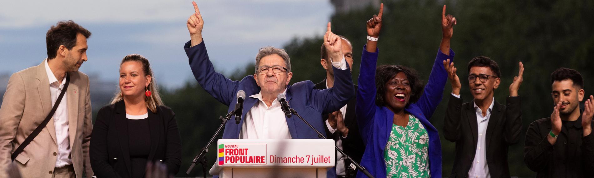 Der Vorsitzende von La France Insoumise (LFI) Jean-Luc Mélenchon wird von seinen Parteimitgliedern flankiert.