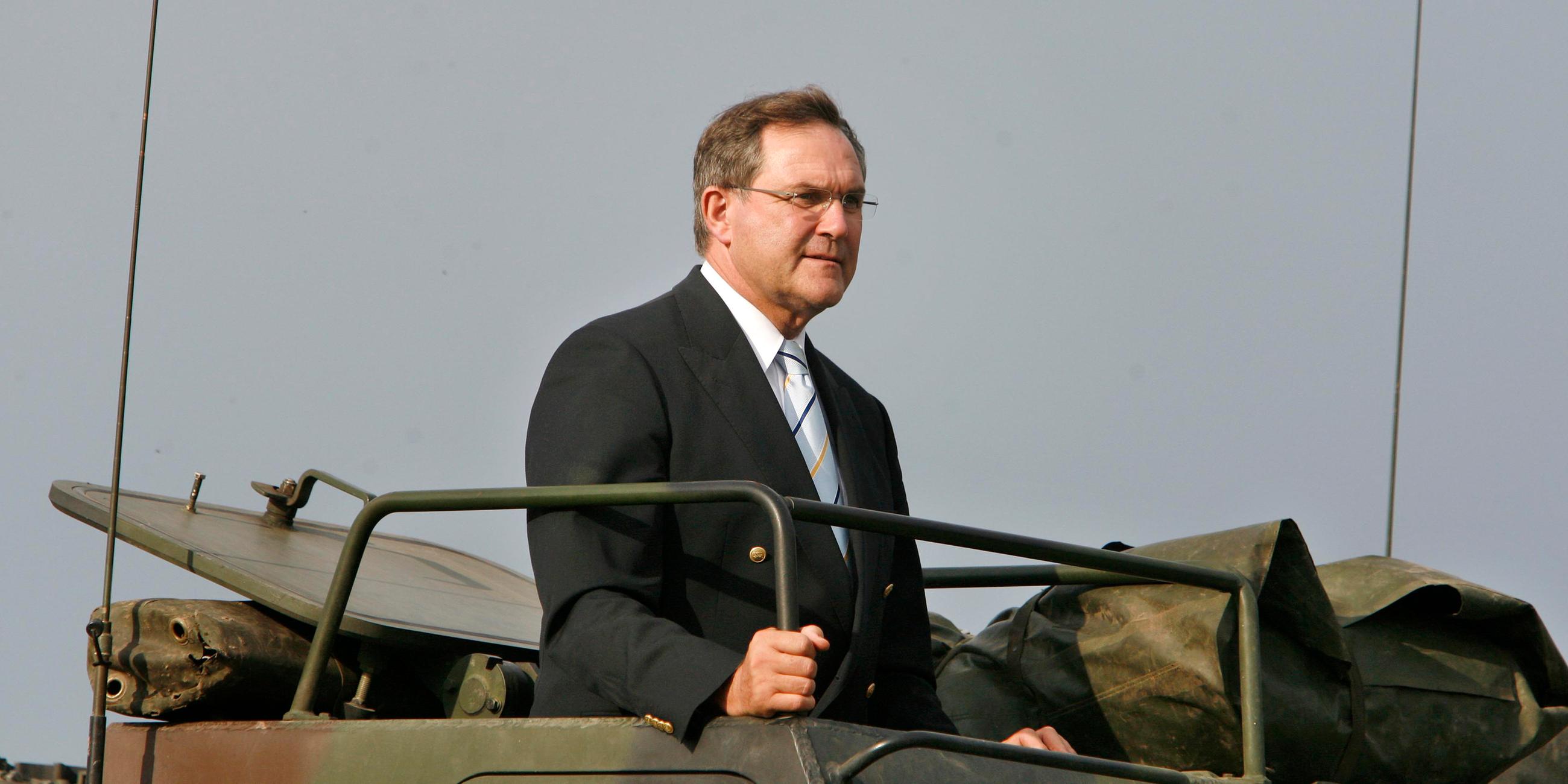 Bundesverteidigungsminister Franz-Josef Jung im Raketenartilleriebataillon in Sondershausen 2007