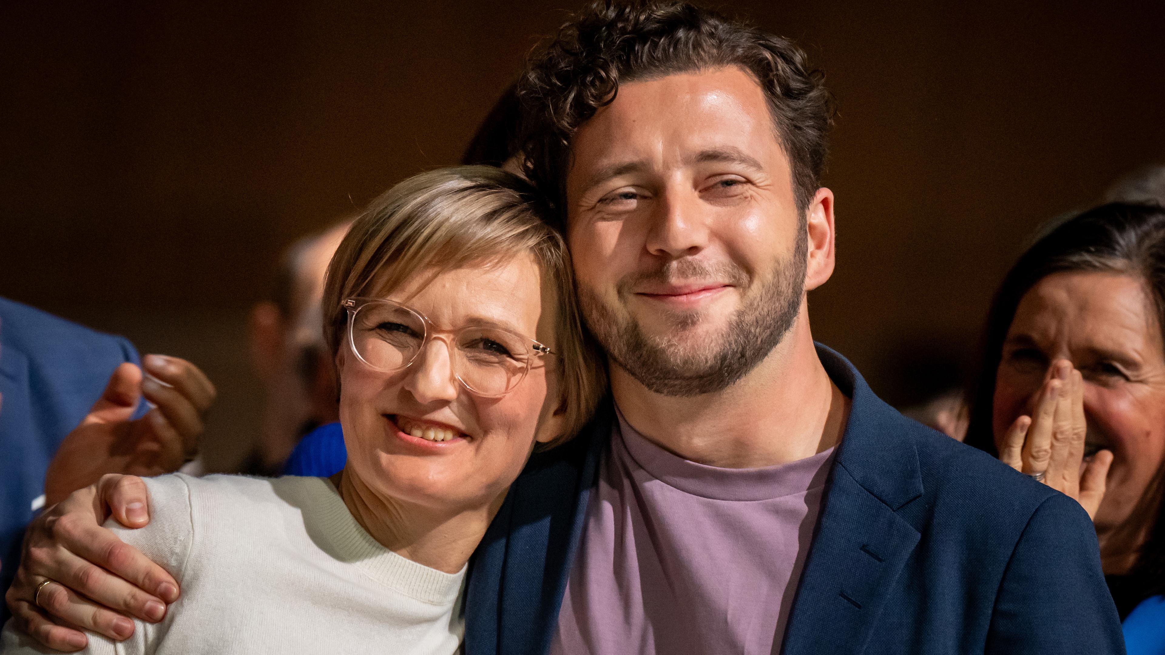 Hessen, Wiesbaden: Franziska Brantner, neue Bundesvorsitzende von Bündnis90/Die Grünen, freut sich nach ihrer Wahl neben Felix Banaszak, designierter Bundesvorsitzender von Bündnis90/Die Grünen, bei der Bundesdelegiertenkonferenz der Grünen.