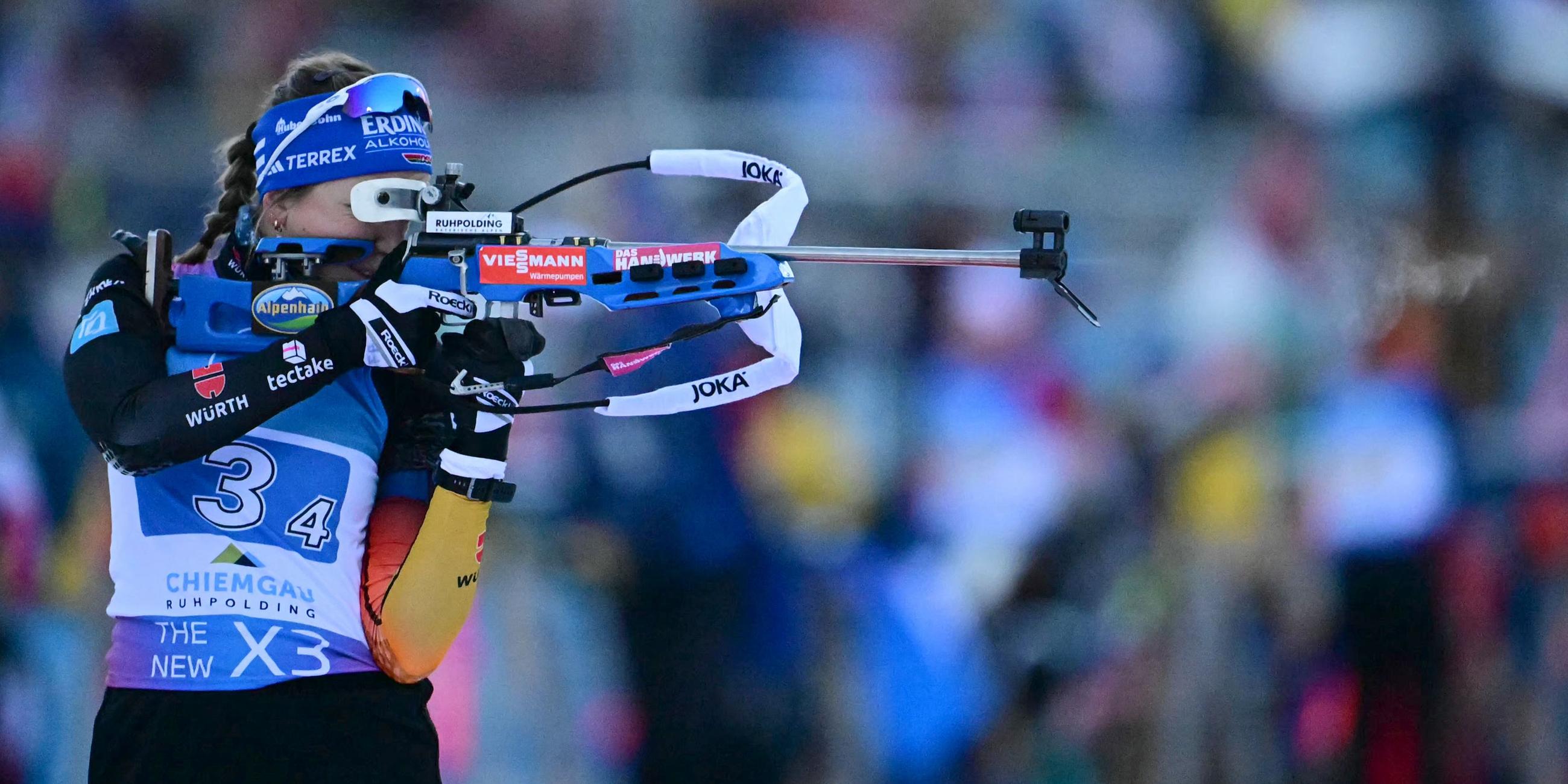 Deutschlands Franziska Preuss in Aktion beim Biathlon Weltcup in Ruhpolding.