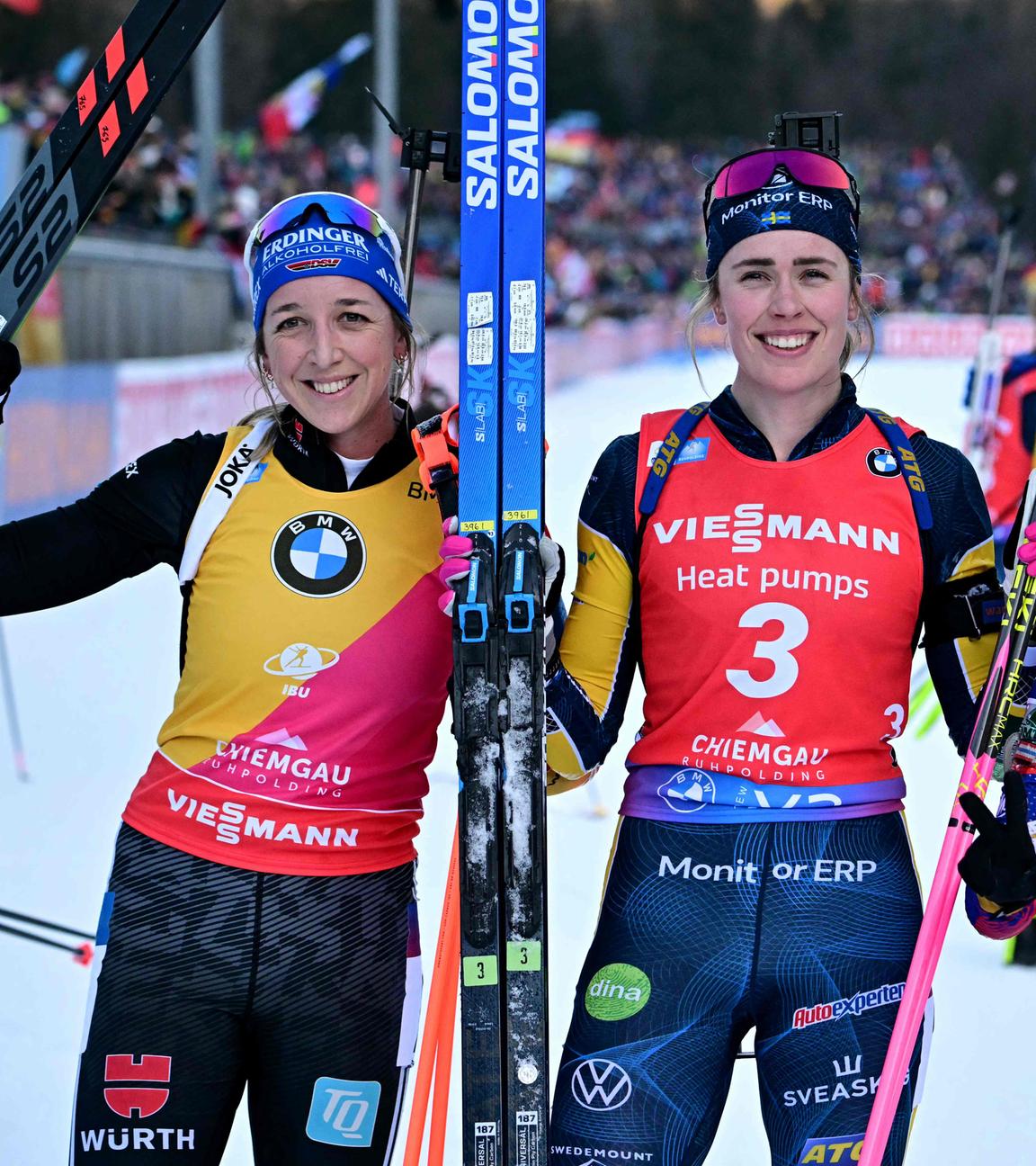 Deutschlands Franziska Preuss jubelt zu ihrem zweiten Platz mit Siegerin Elvira Oberg und Drittplatzierter Jeanne Richard beim Biathlon Weltcup in Ruhpolding am 19.01.2025.