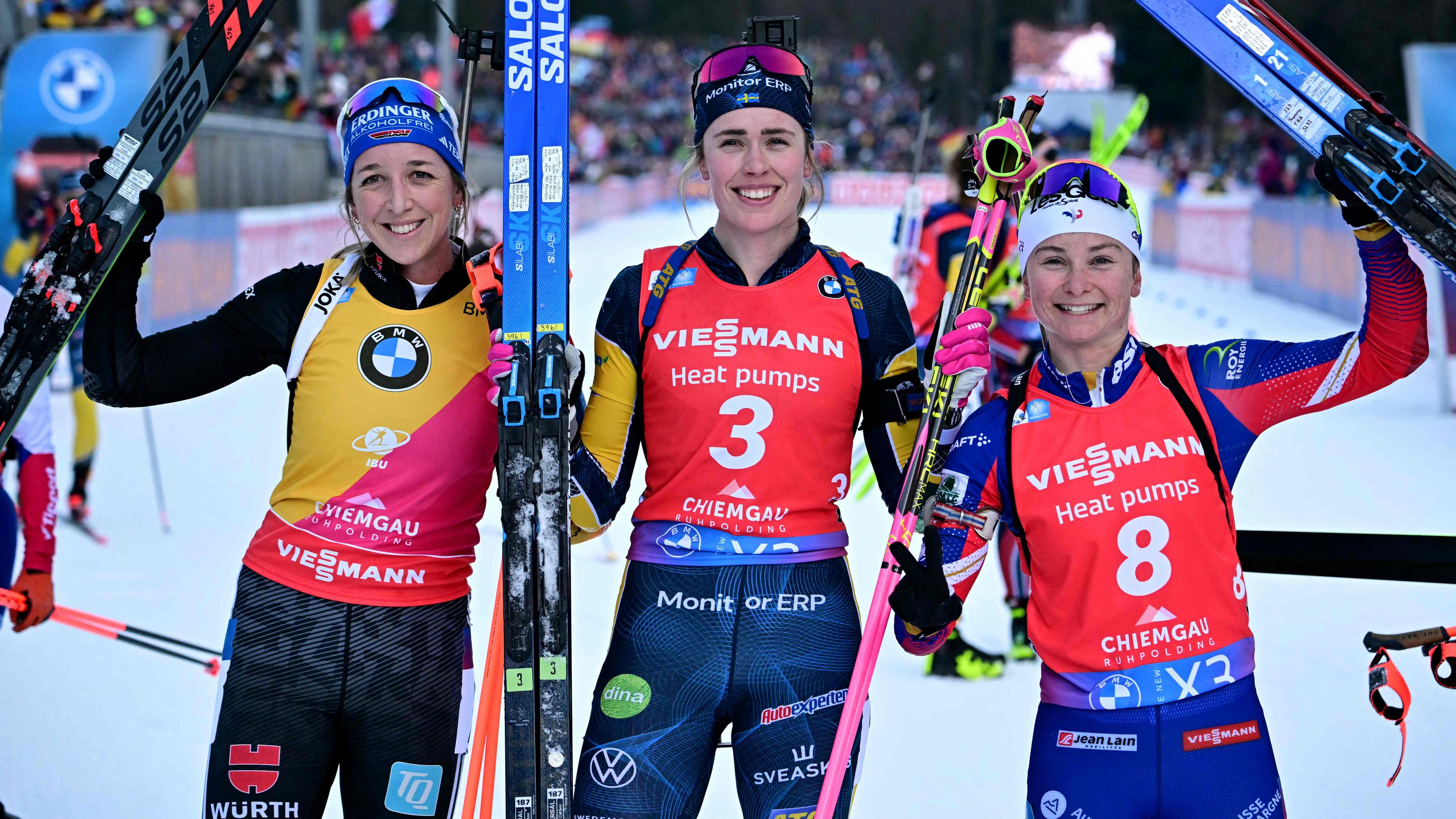 Deutschlands Franziska Preuss jubelt zu ihrem zweiten Platz mit Siegerin Elvira Oberg und Drittplatzierter Jeanne Richard beim Biathlon Weltcup in Ruhpolding am 19.01.2025.