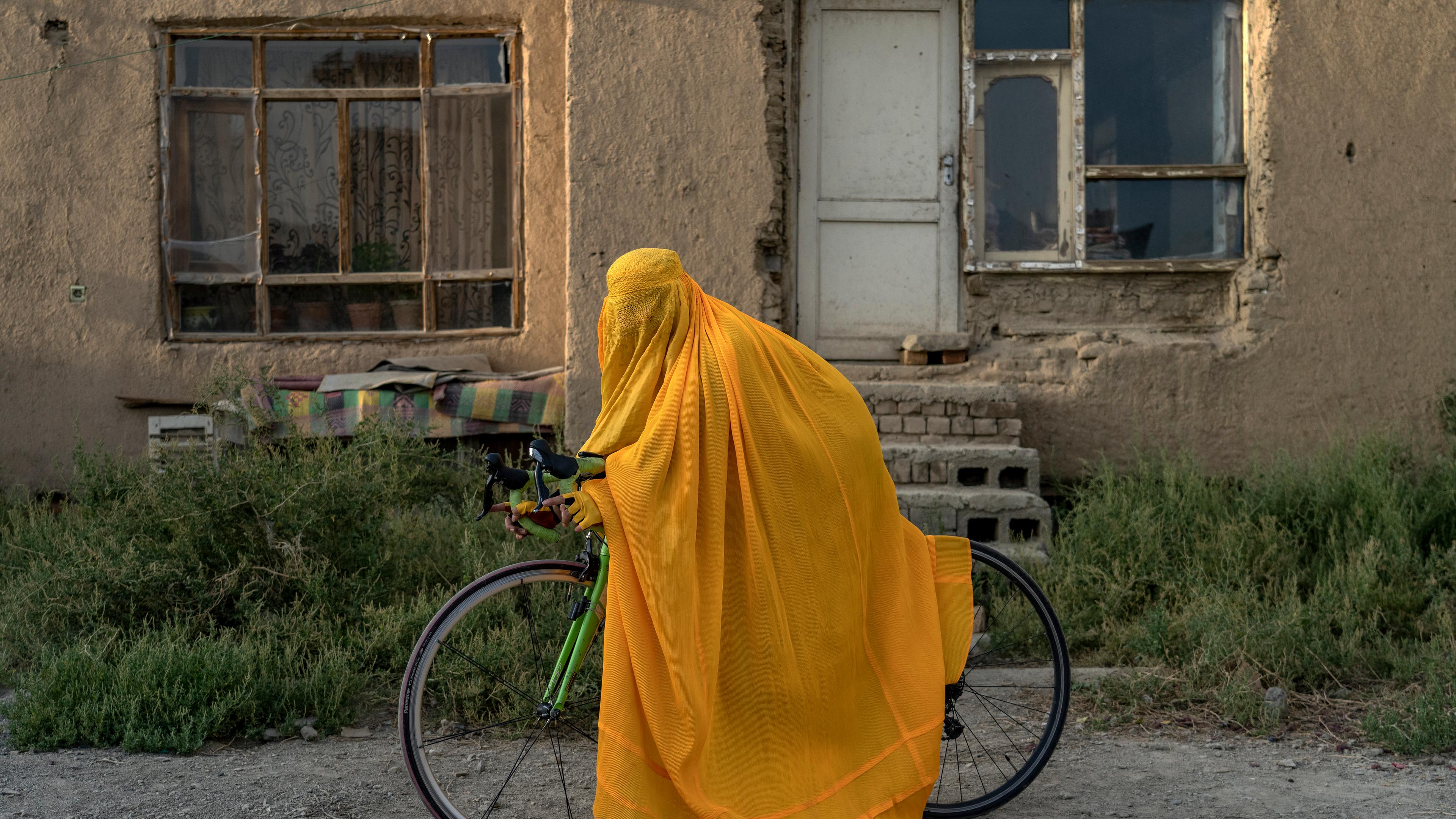 Afghanistan: Frau in Burka