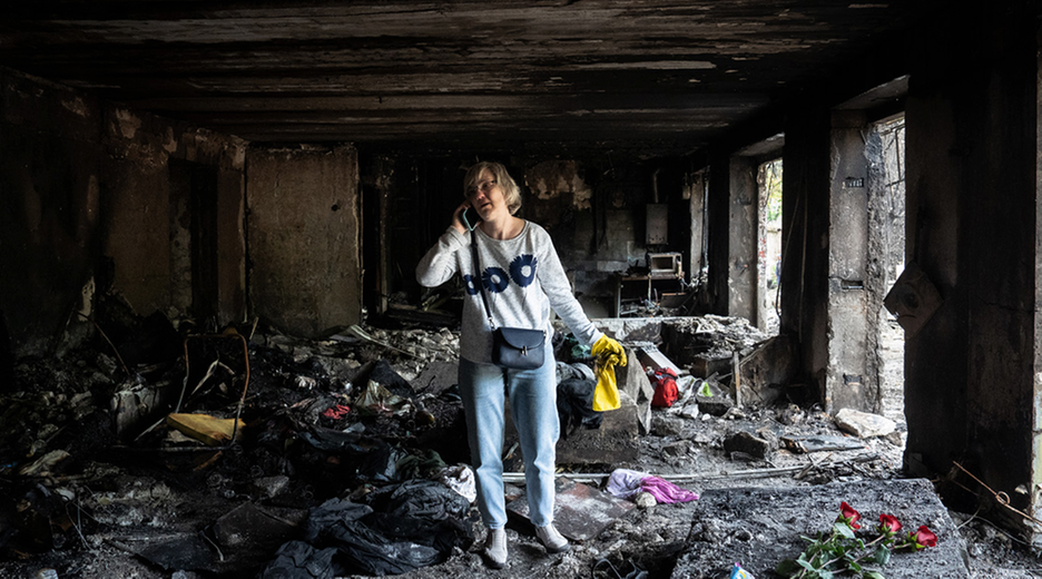 Frau in niedergebranntem Haus