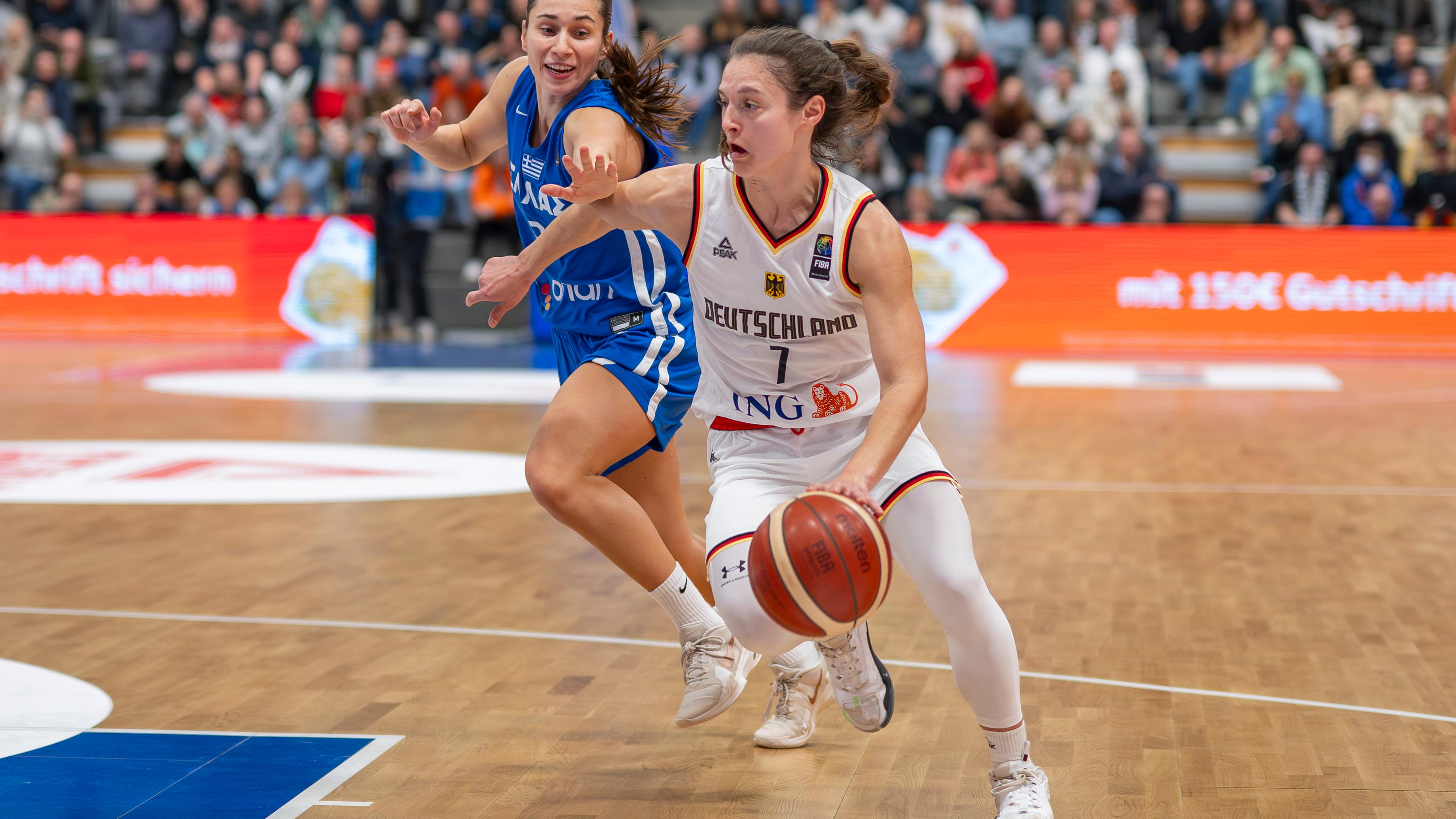 07.11.2024, EM-Qualifikation, Frauen, Deutschland - Griechenland: Jennifer Crowder (r.) dribbelt mit dem Ball.