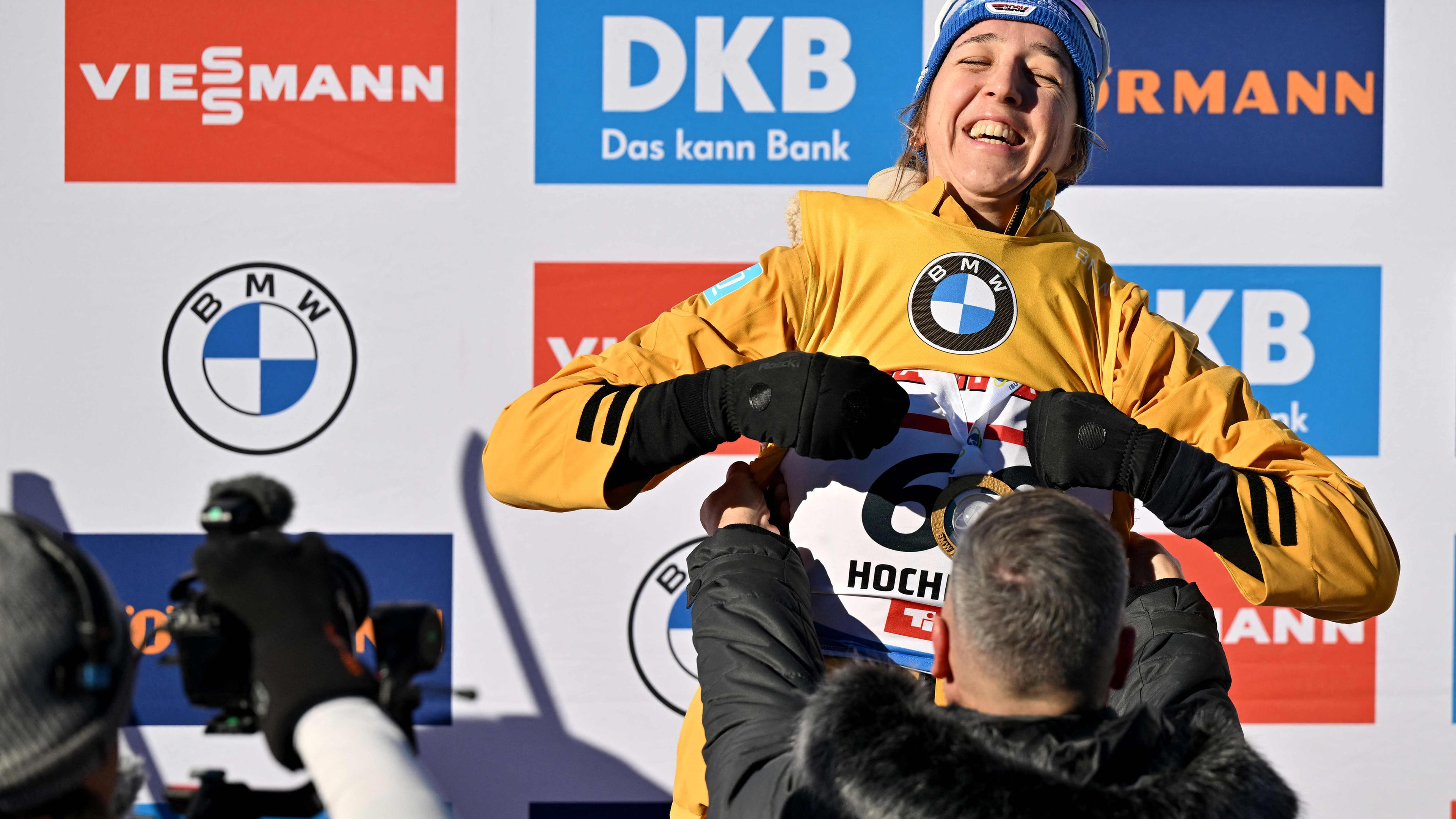 Franziska Preuß jubelnd auf dem IBU World Cup im Dezember 2024.