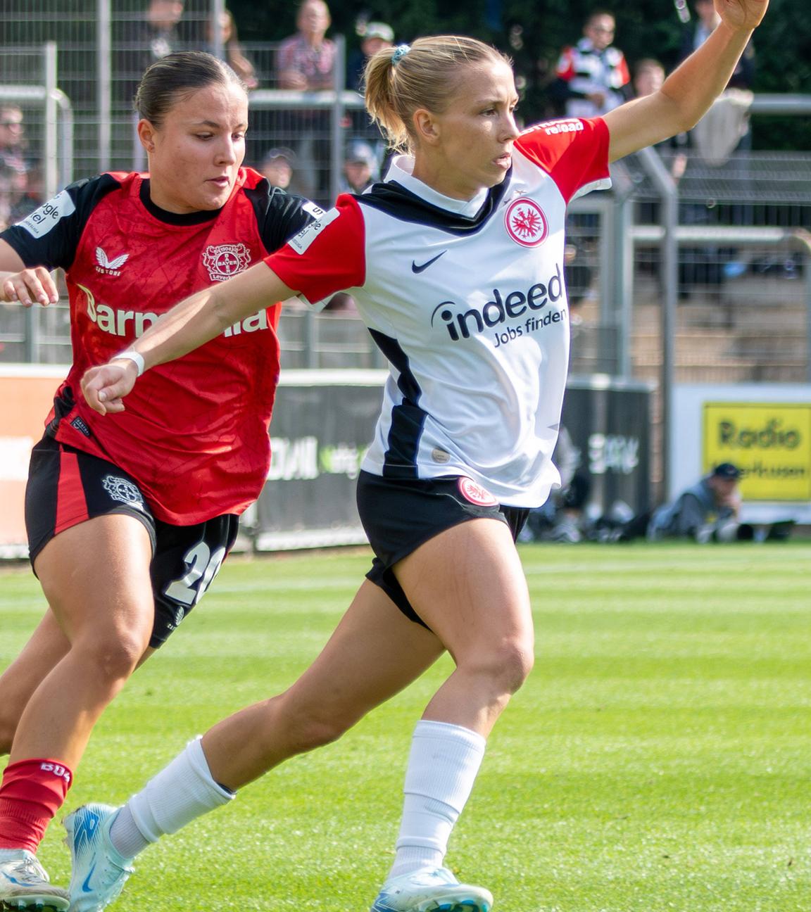 Frauen-Bundesliga: Bayer Leverkusen gegen Eintracht Frankfurt -  Elisa Senß (6, Frankfurt) in Aktion