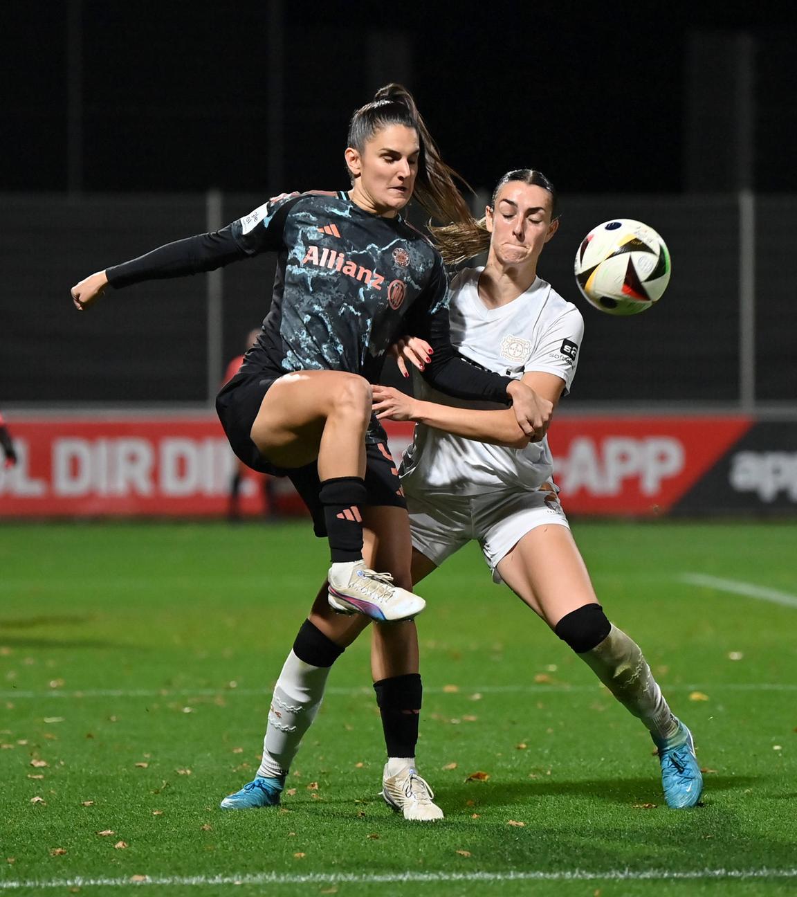 Jovana Damnjanovic vom FC Bayern München und Selina Ostermeier von Bayer 04 Leverksuen kämpfen um den Ball.