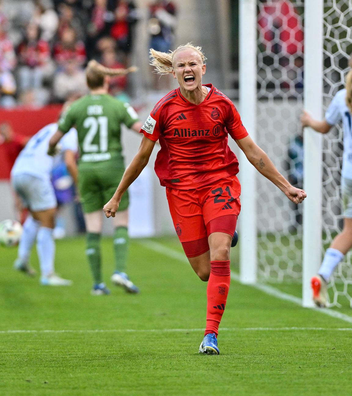 Frauen-Bundesliga; FC Bayern München Frauen - TSG 1899 Hoffenheim Frauen; 23.09.2024 Grenzenloser Jubel nach dem Treffer zum 2-1 für die FC Bayern Frauen durch Pernille Harder