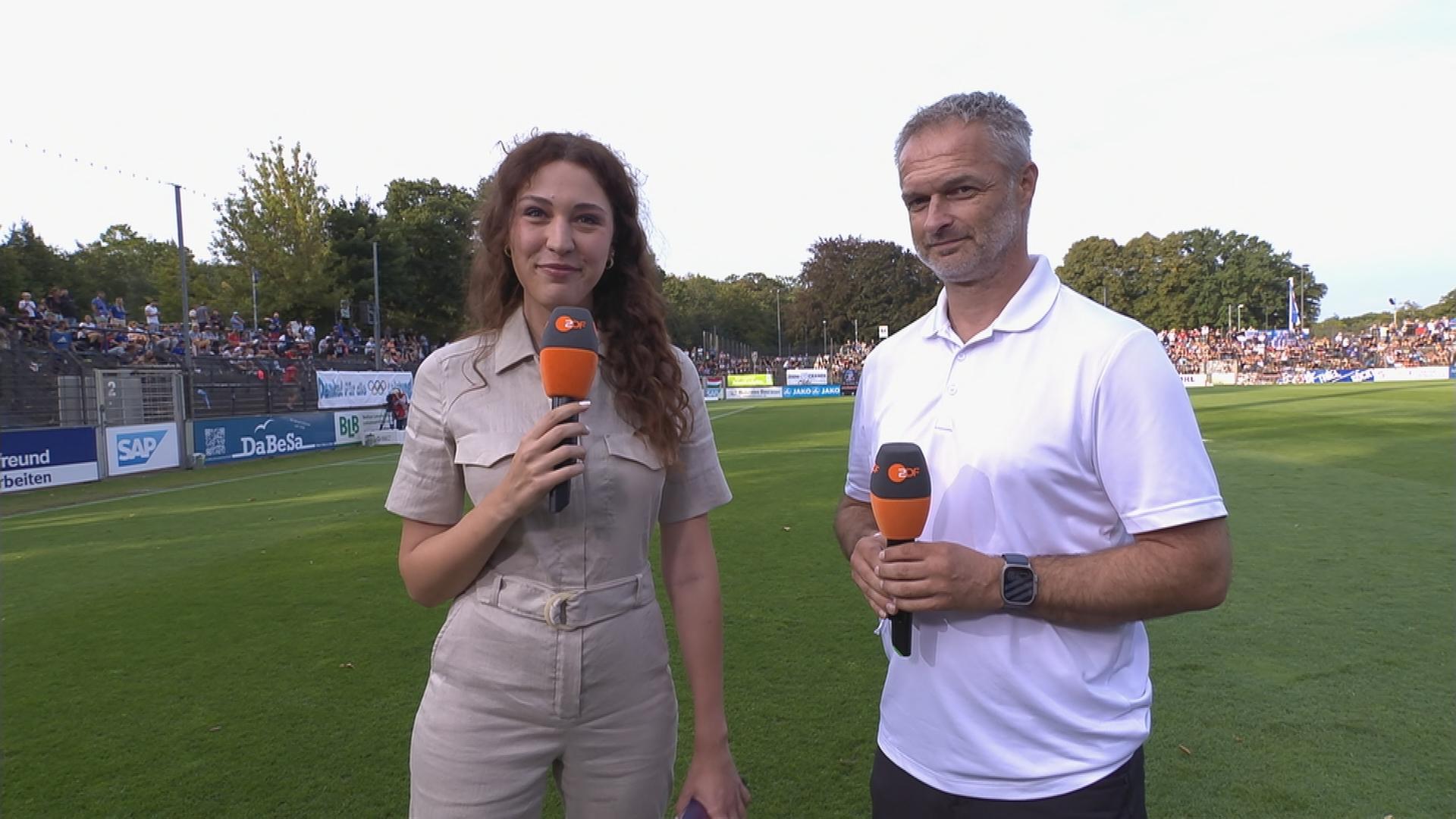 Moderatorin Lena Kesting und Trainer Christian Wück vor dem Spiel der Frauen-Bundesliga: 1. FFC Turbine Potsdam gegen FC Bayern München.